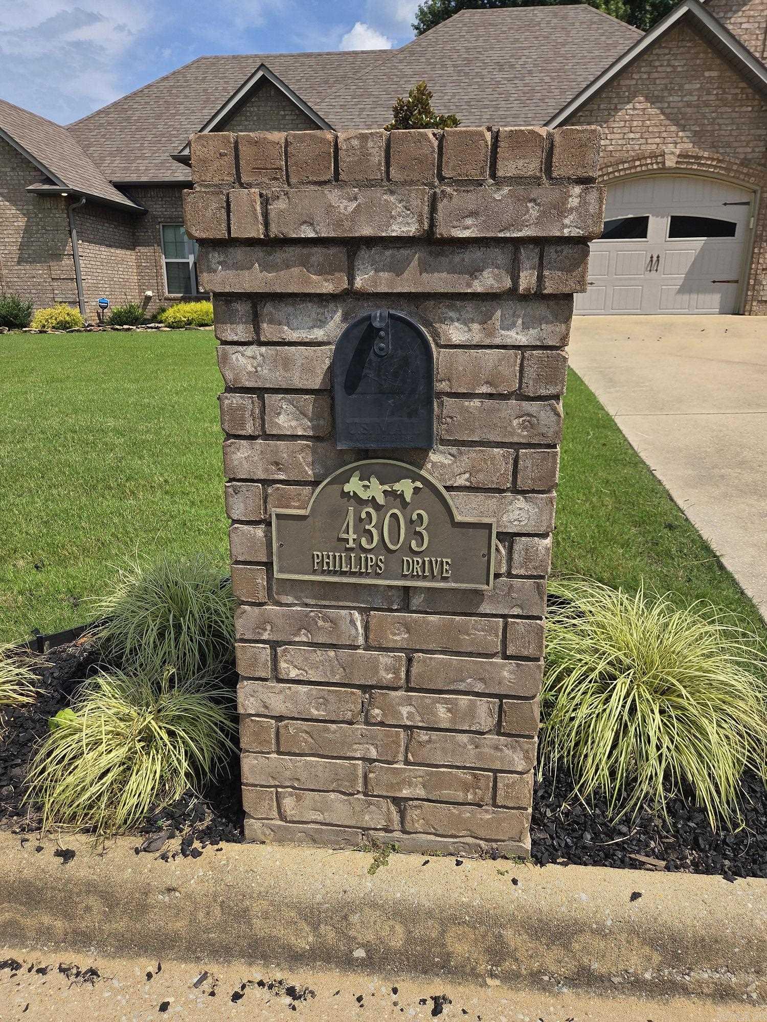 4303 Phillips Dr. Property Photo 4