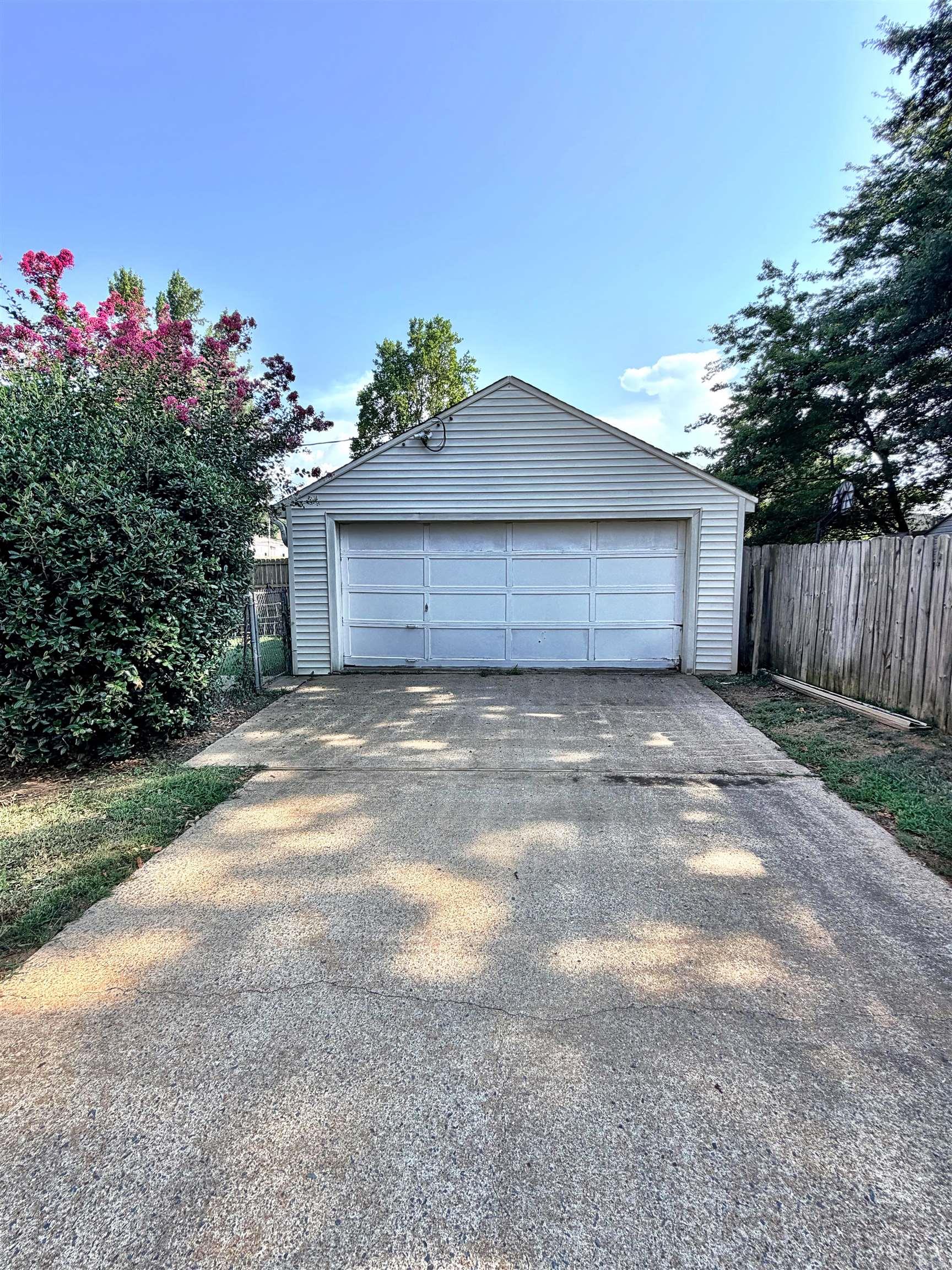 303 E Conway Street Property Photo 4