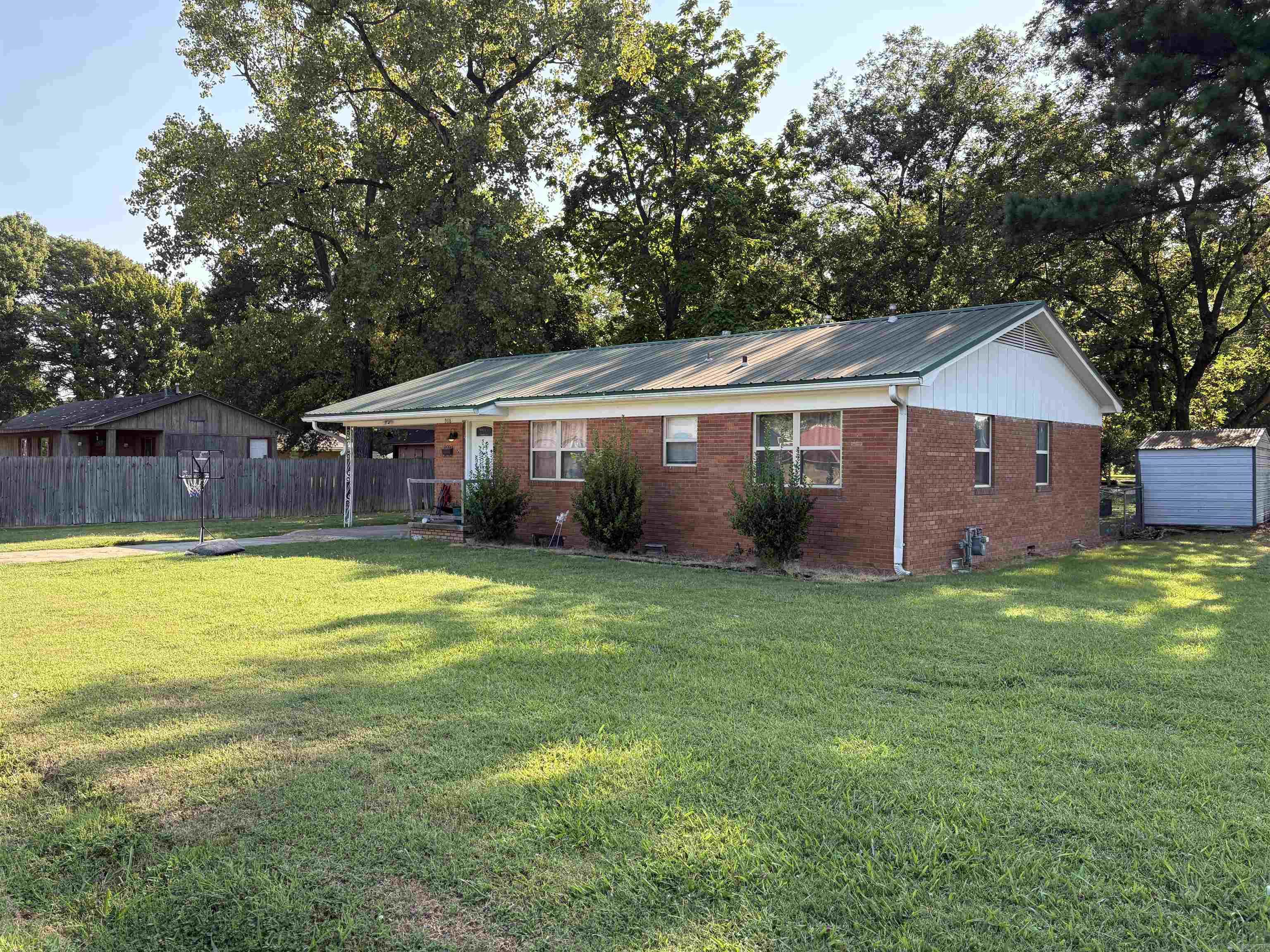 908 Block St Property Photo 1