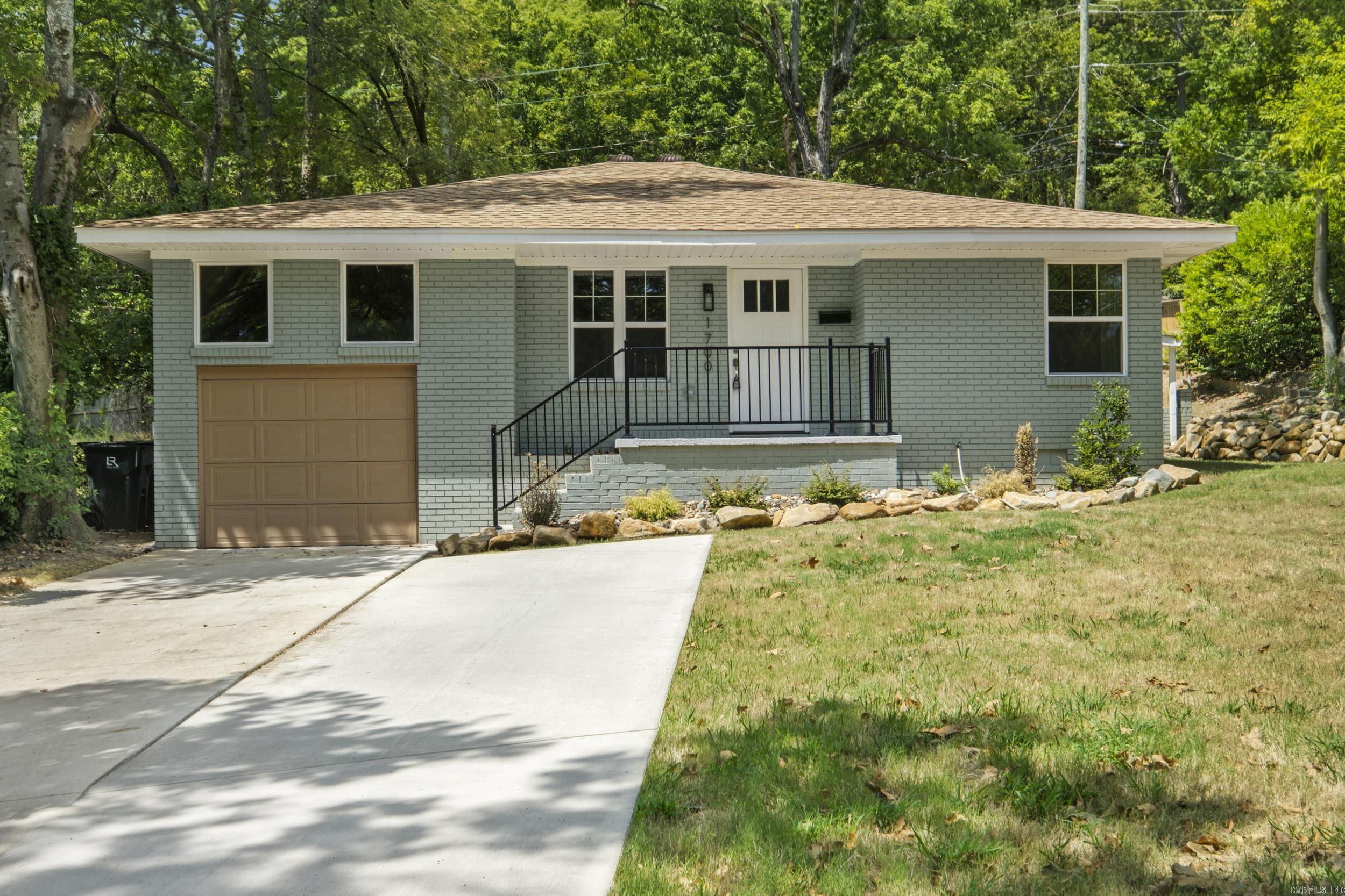 1700 Lilac Circle Property Photo 4