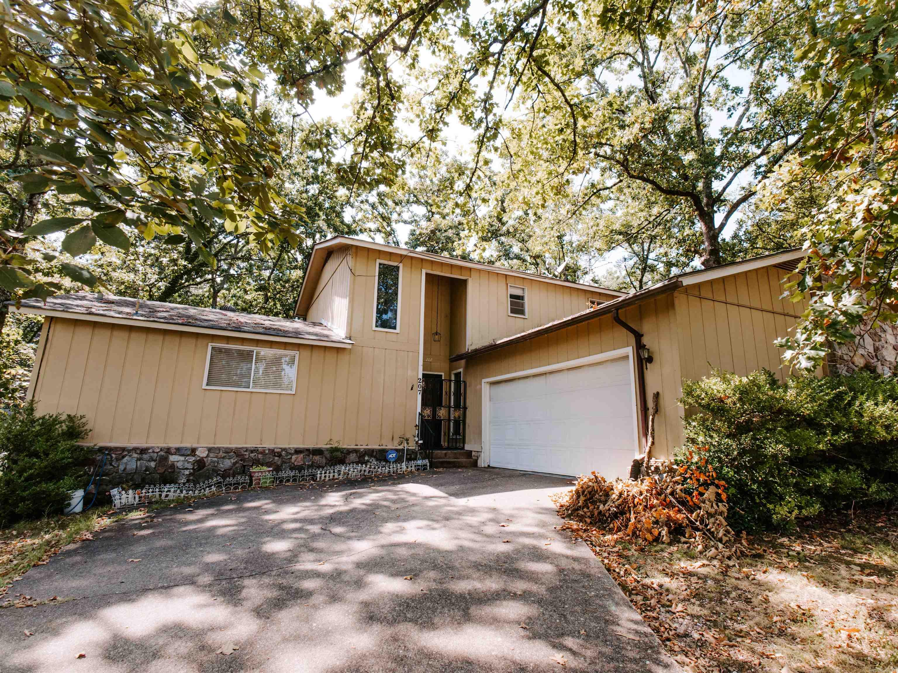 207 Brookhollow Court Property Photo 1