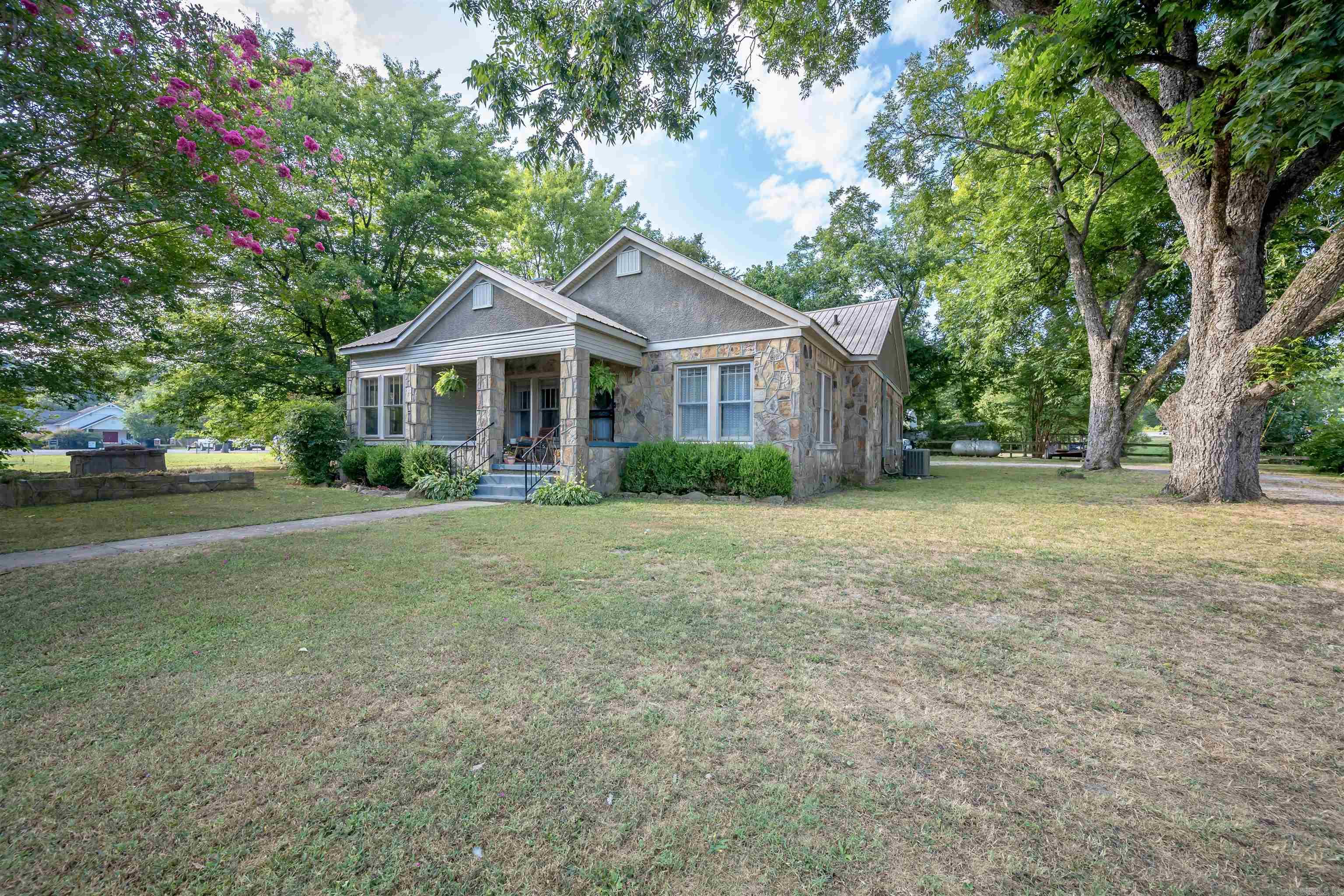 20 Moore Avenue Property Photo 2