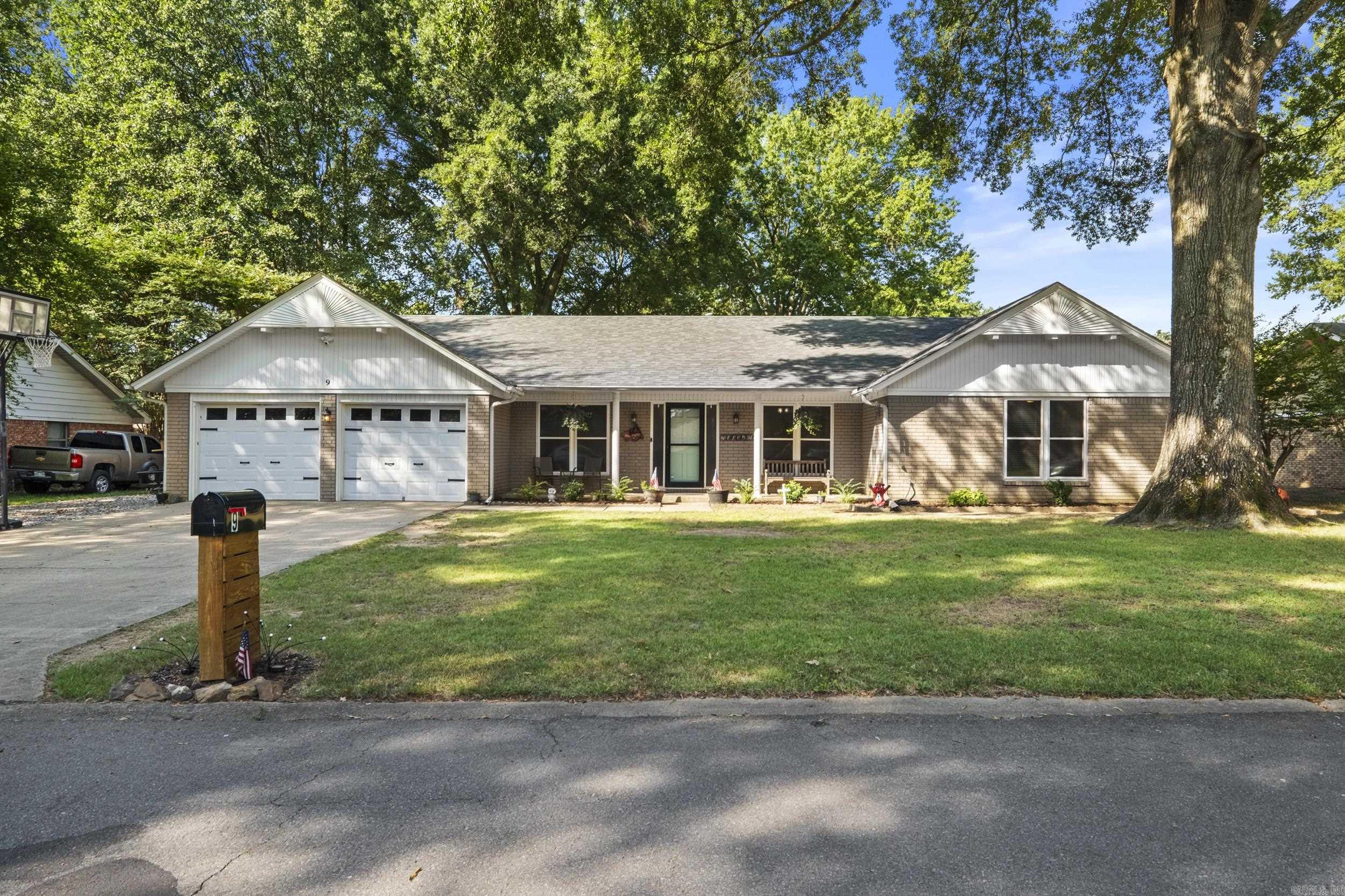 9 White Oak Drive Property Photo 1