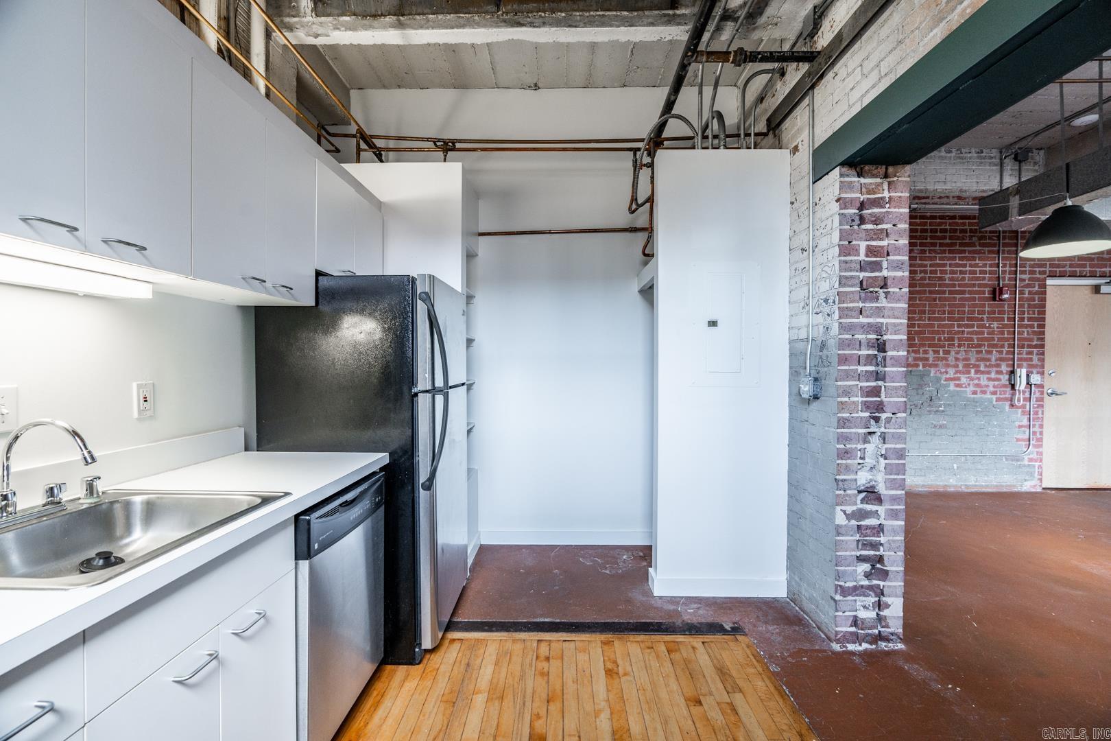 423 E 3rd St #209 209 Property Photo 11