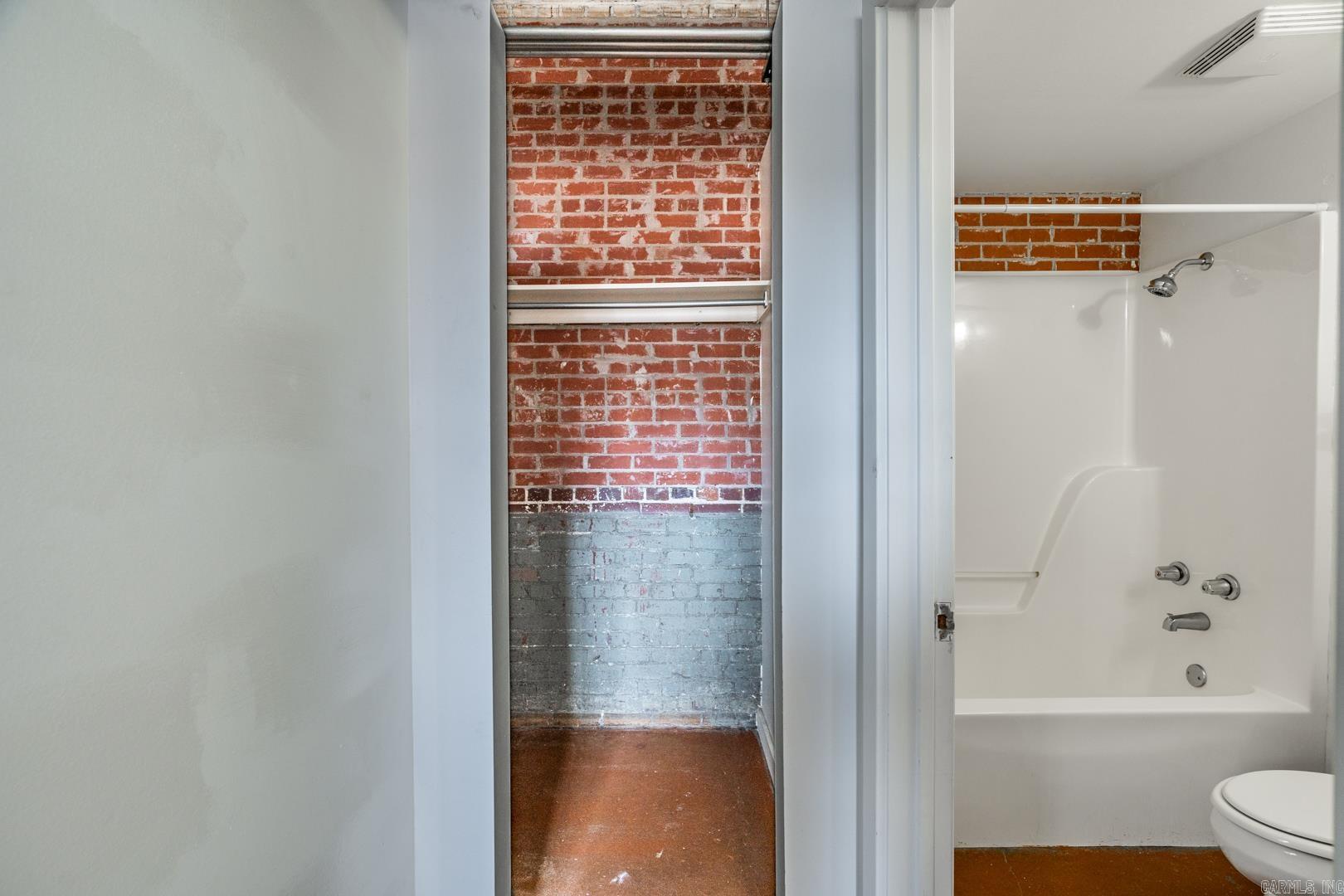 423 E 3rd St #209 209 Property Photo 14