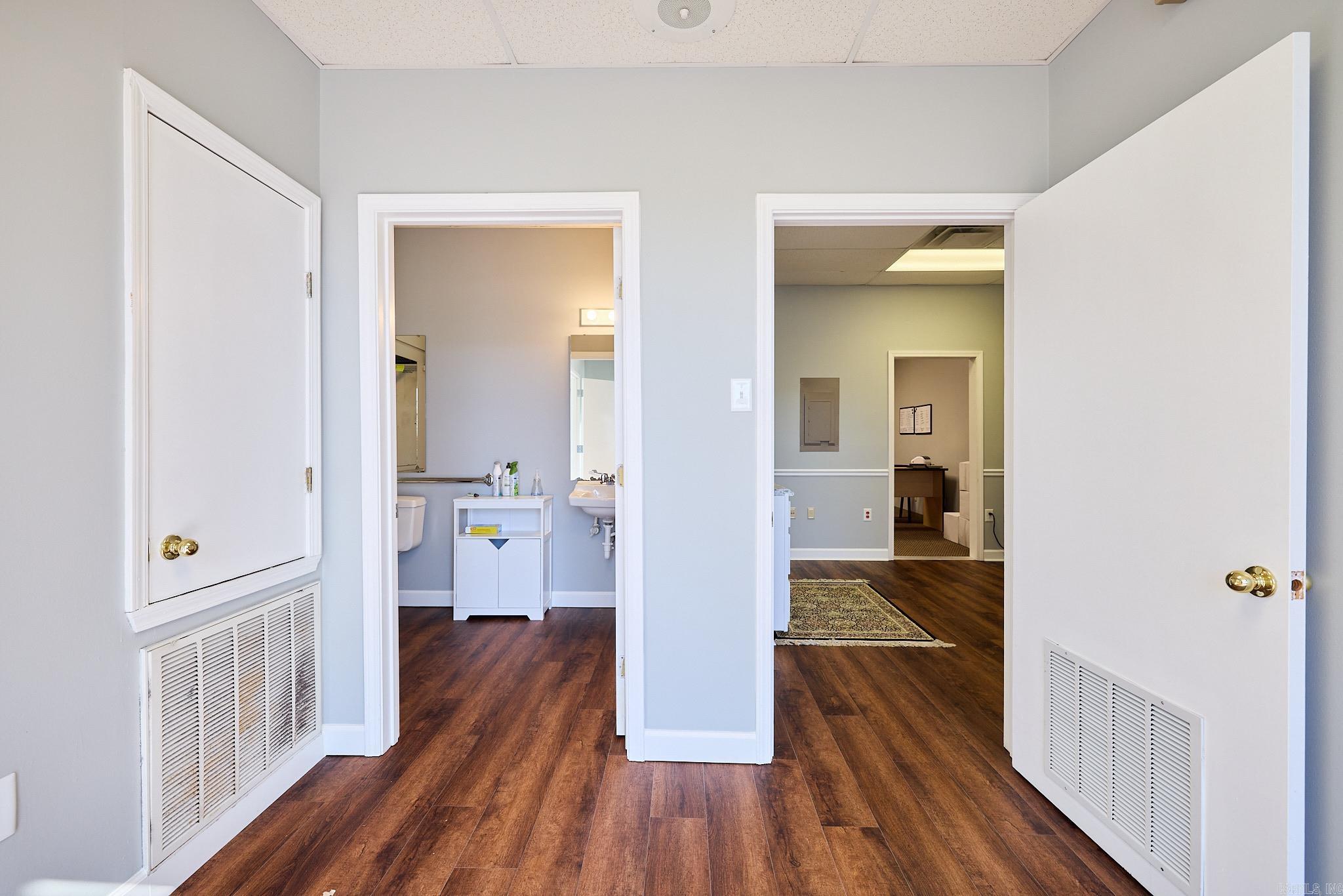 10901 Financial Centre Parkway Property Photo 14
