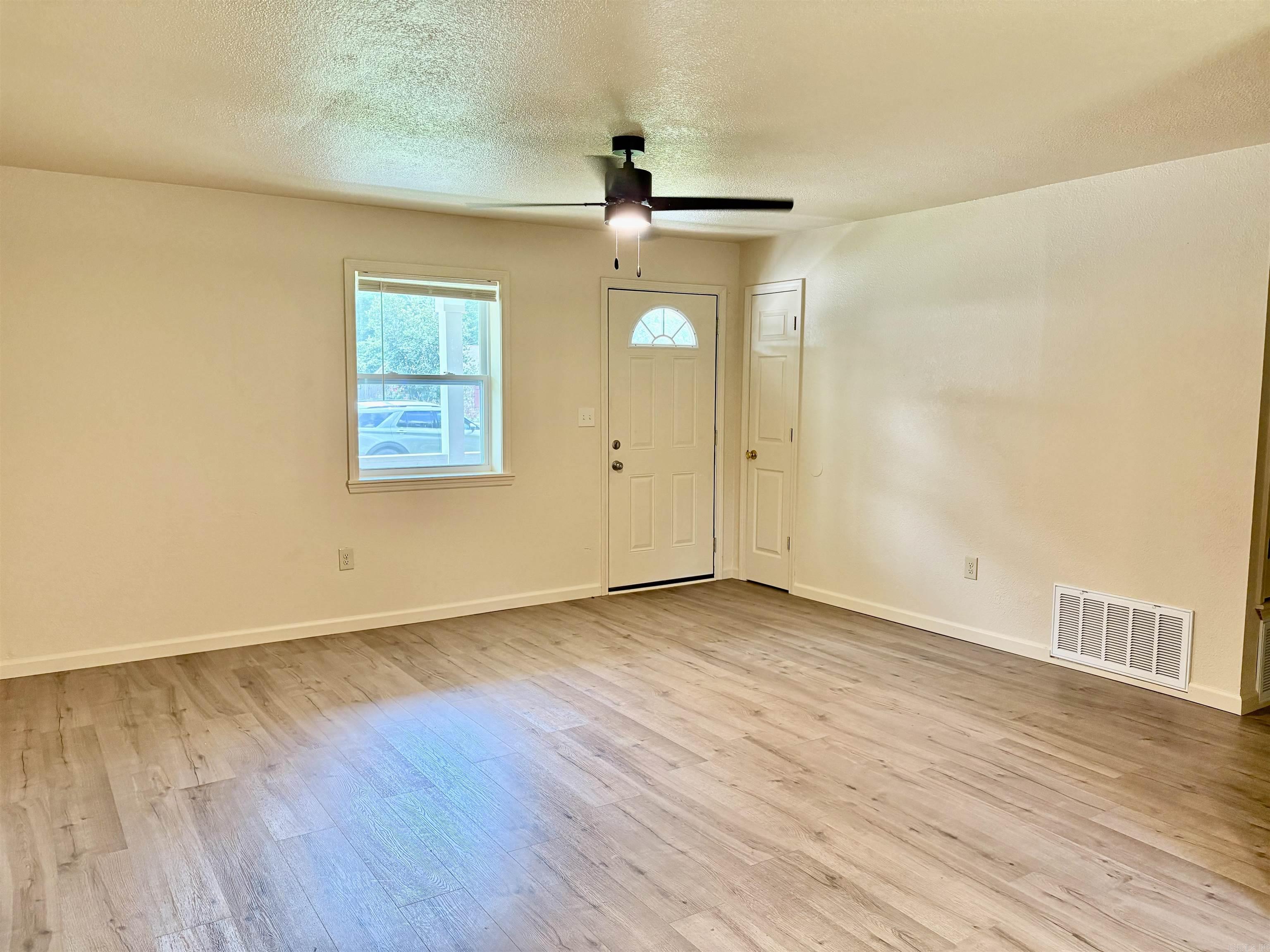209 N Pear Street Property Photo 7