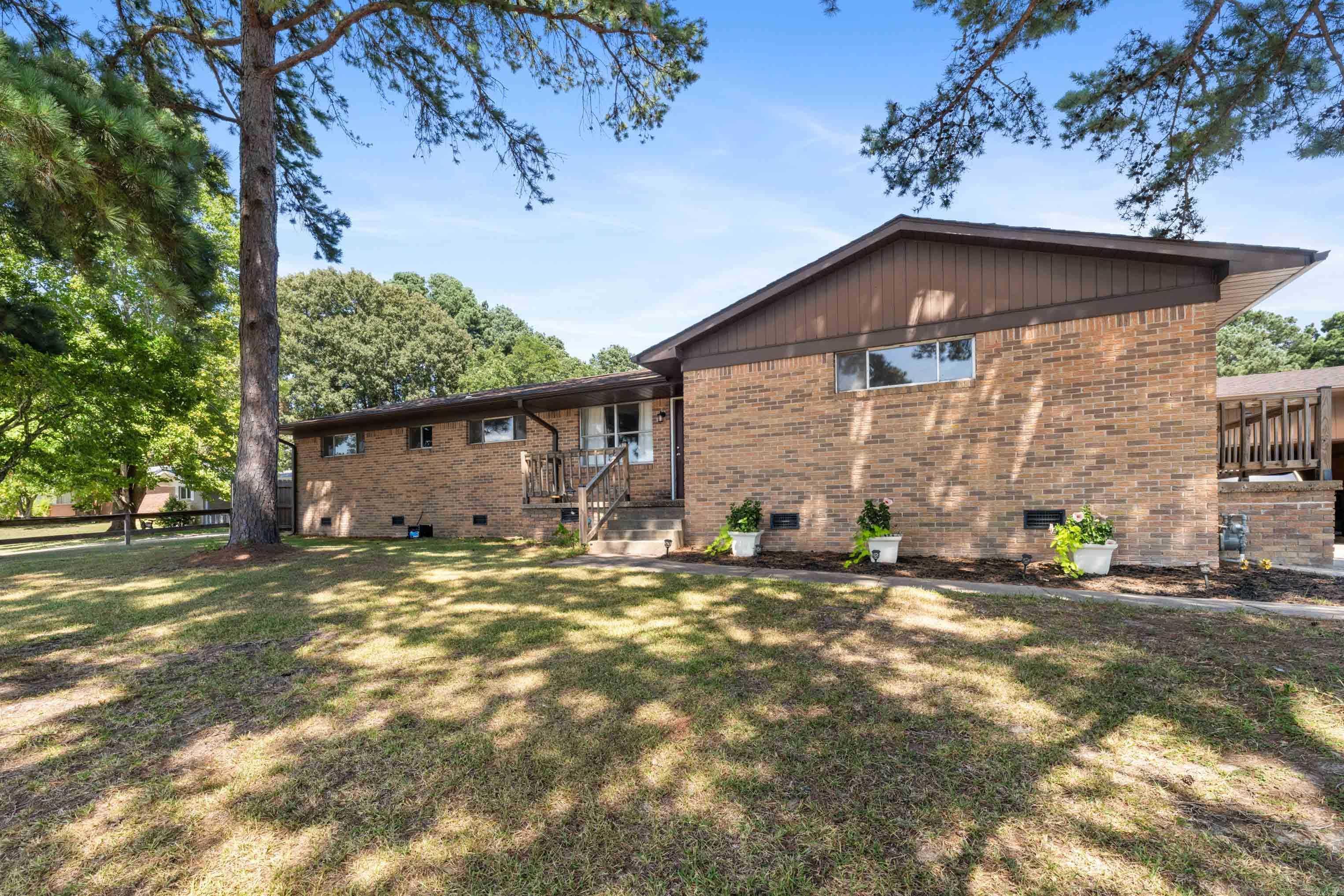 1821 E Lakeview Drive Property Photo 1