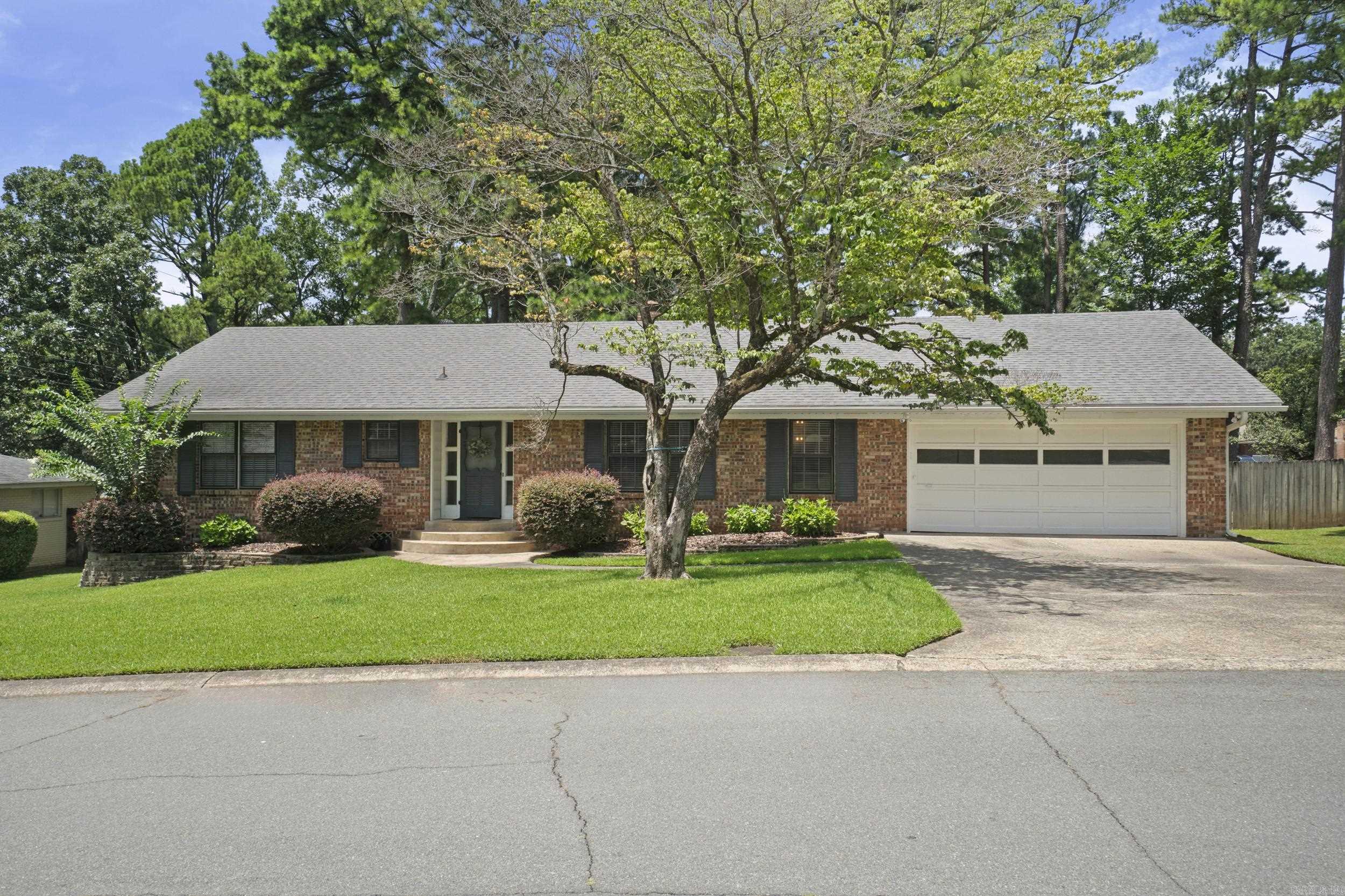 816 Hall Drive Property Photo 2