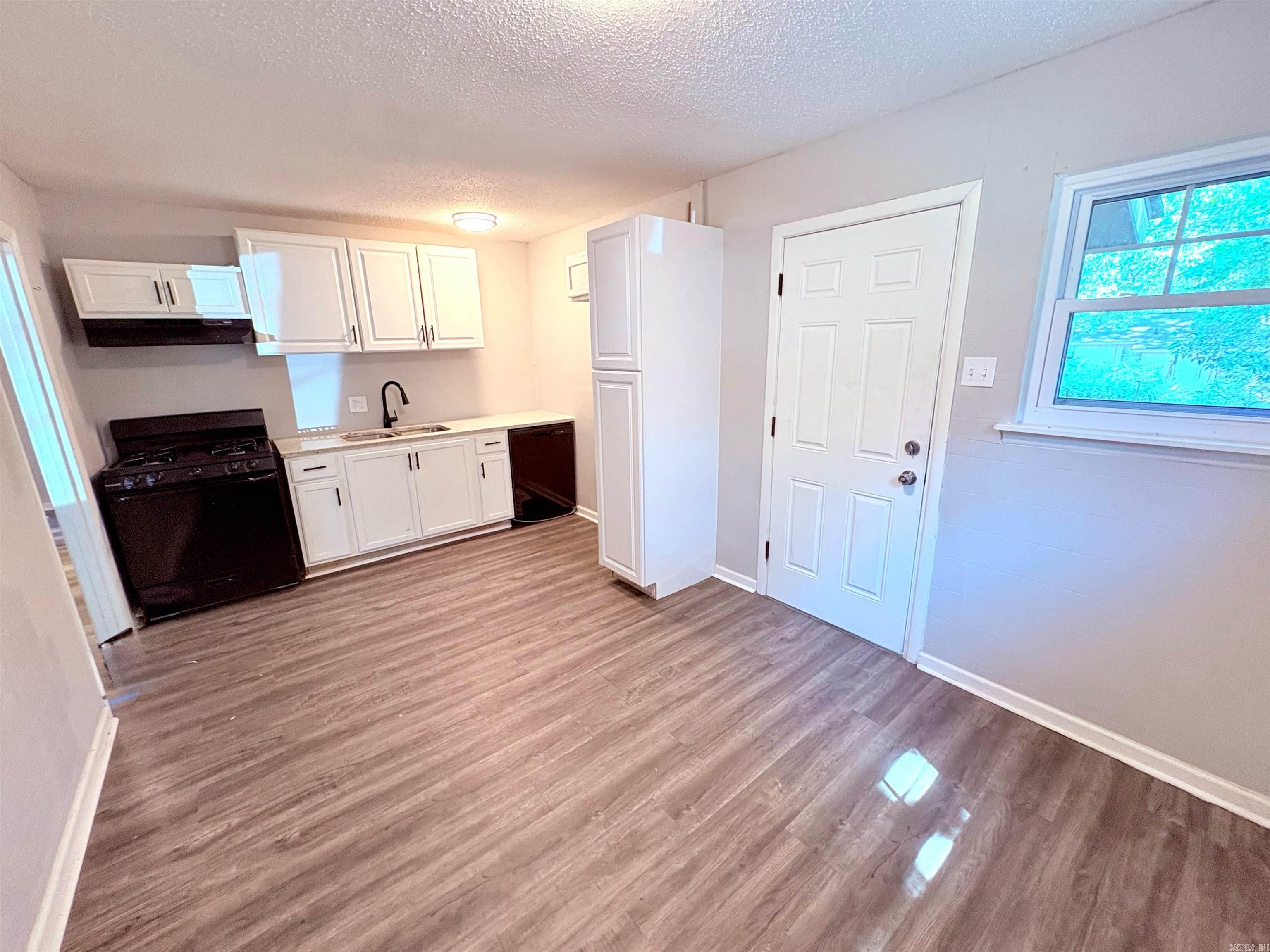 7518 Twin Oaks Drive Property Photo 6