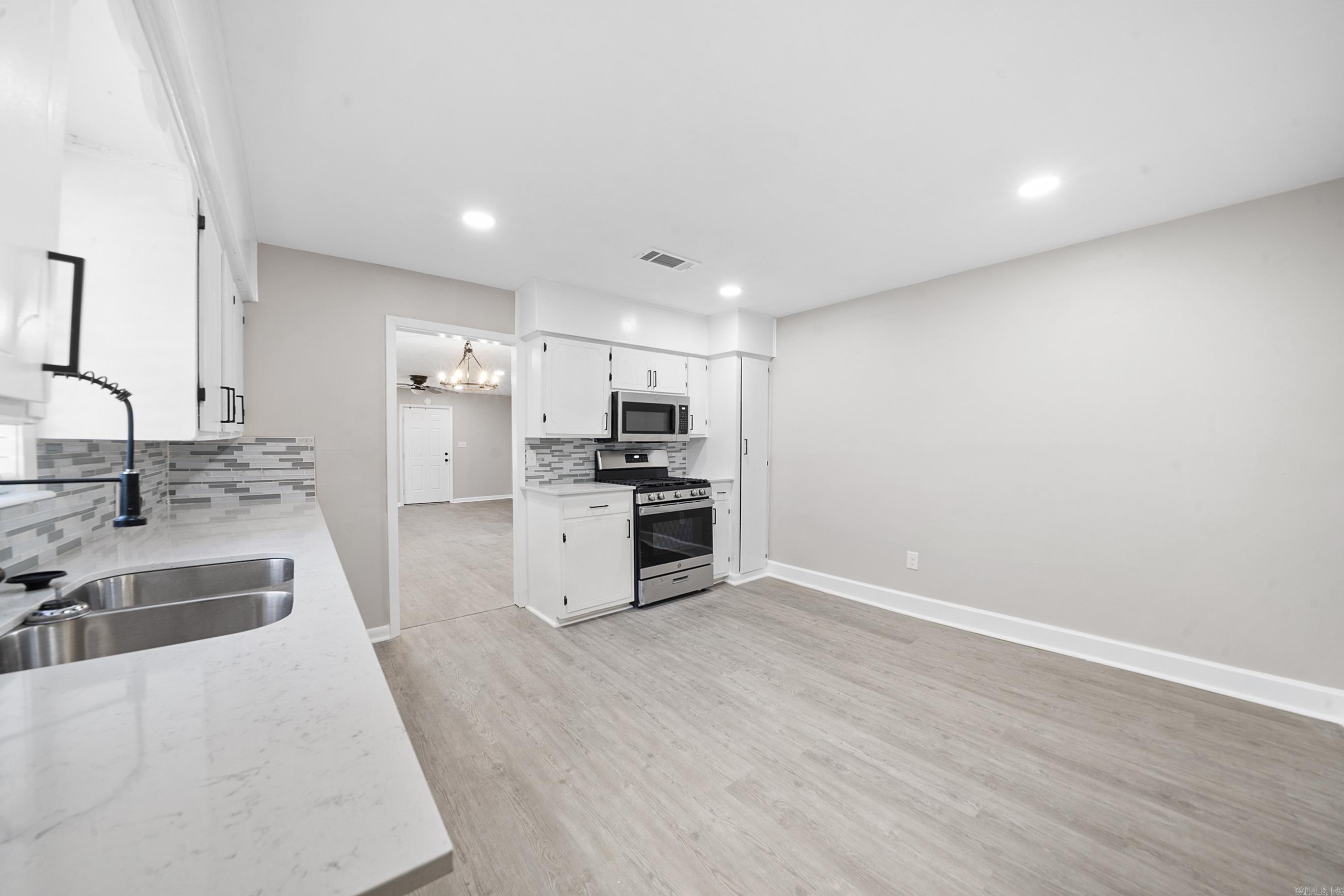 2118 S Pine Street Property Photo 4