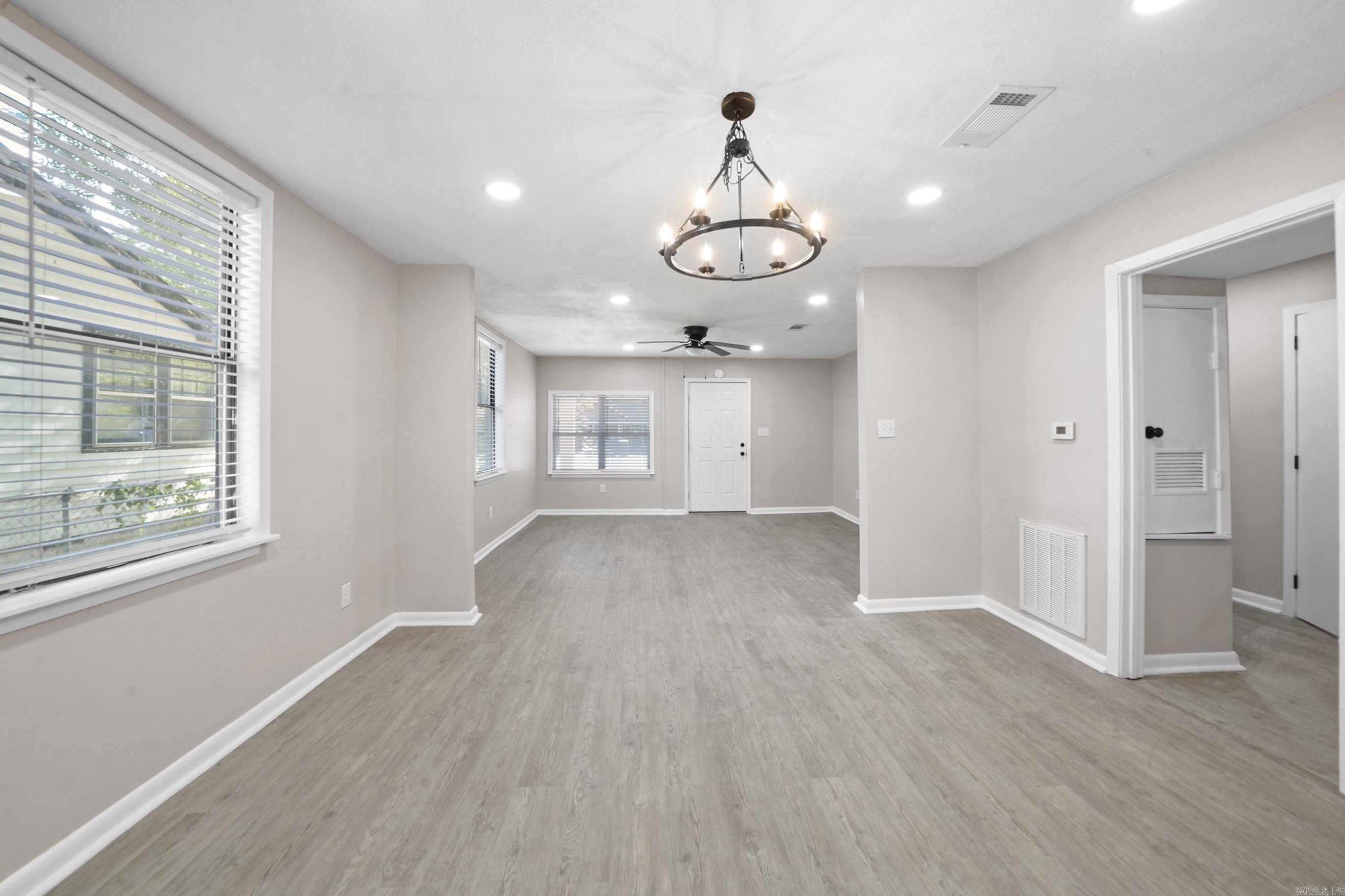 2118 S Pine Street Property Photo 6
