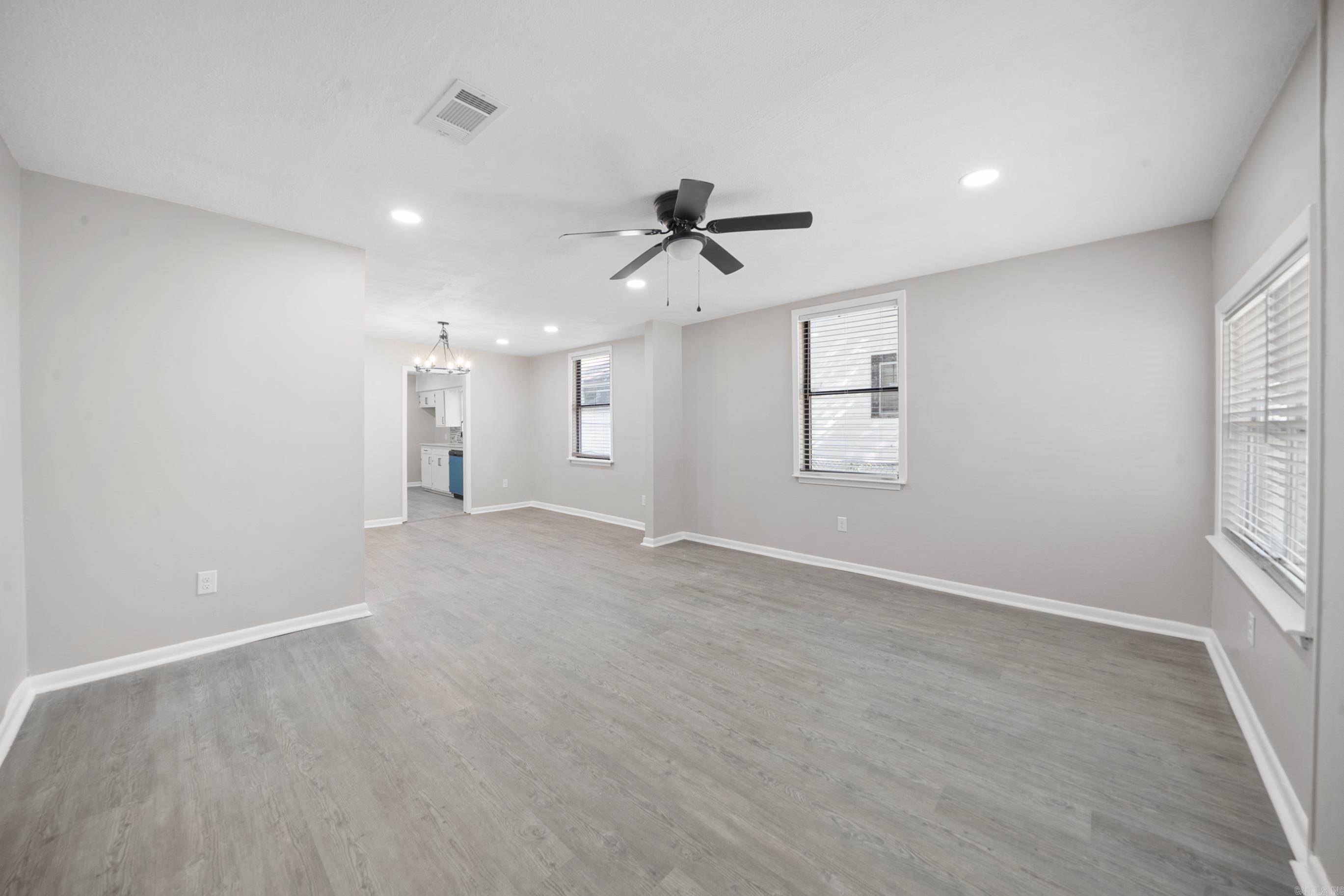 2118 S Pine Street Property Photo 8