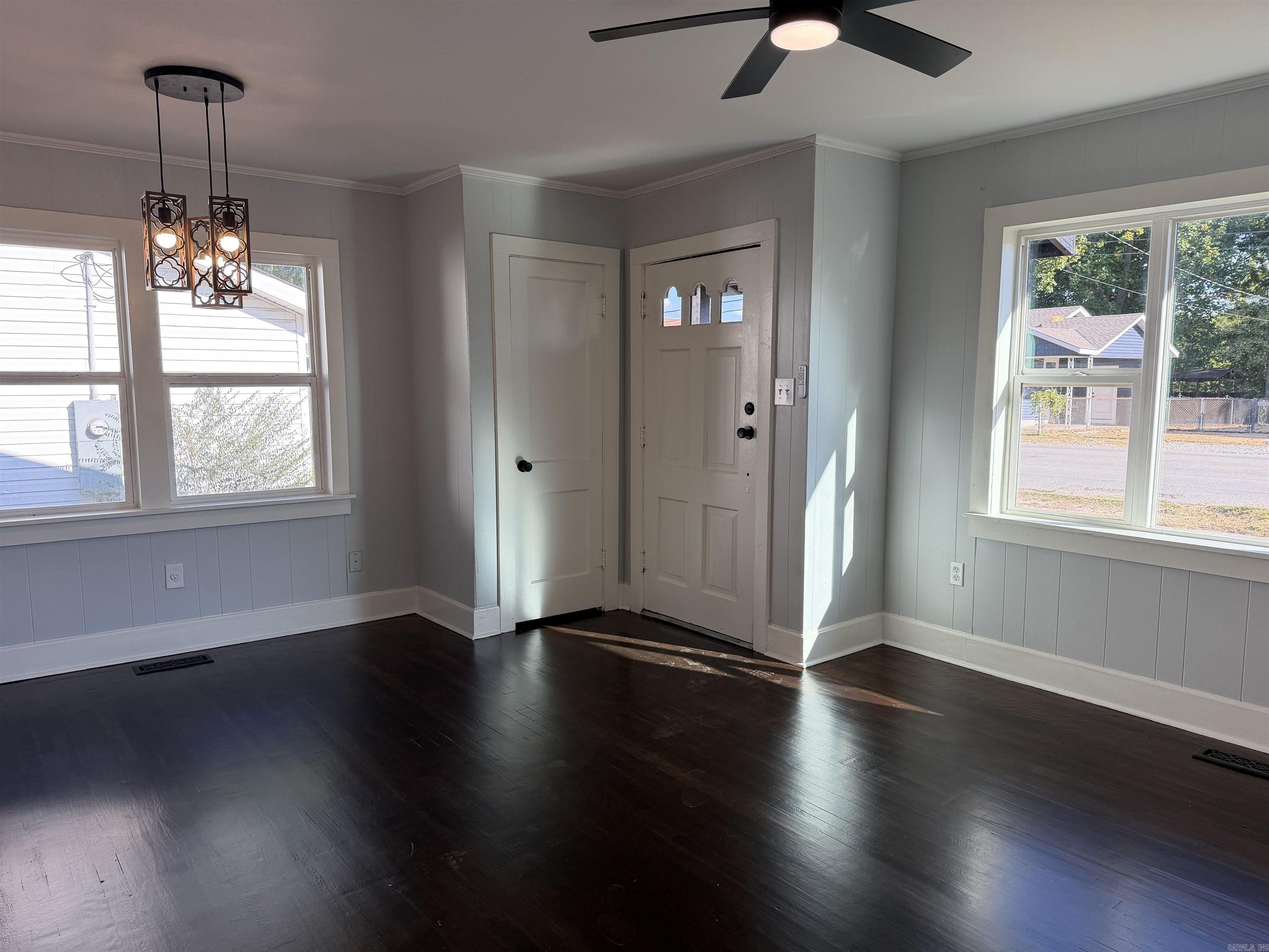 923 W Hazel Street Property Photo 3