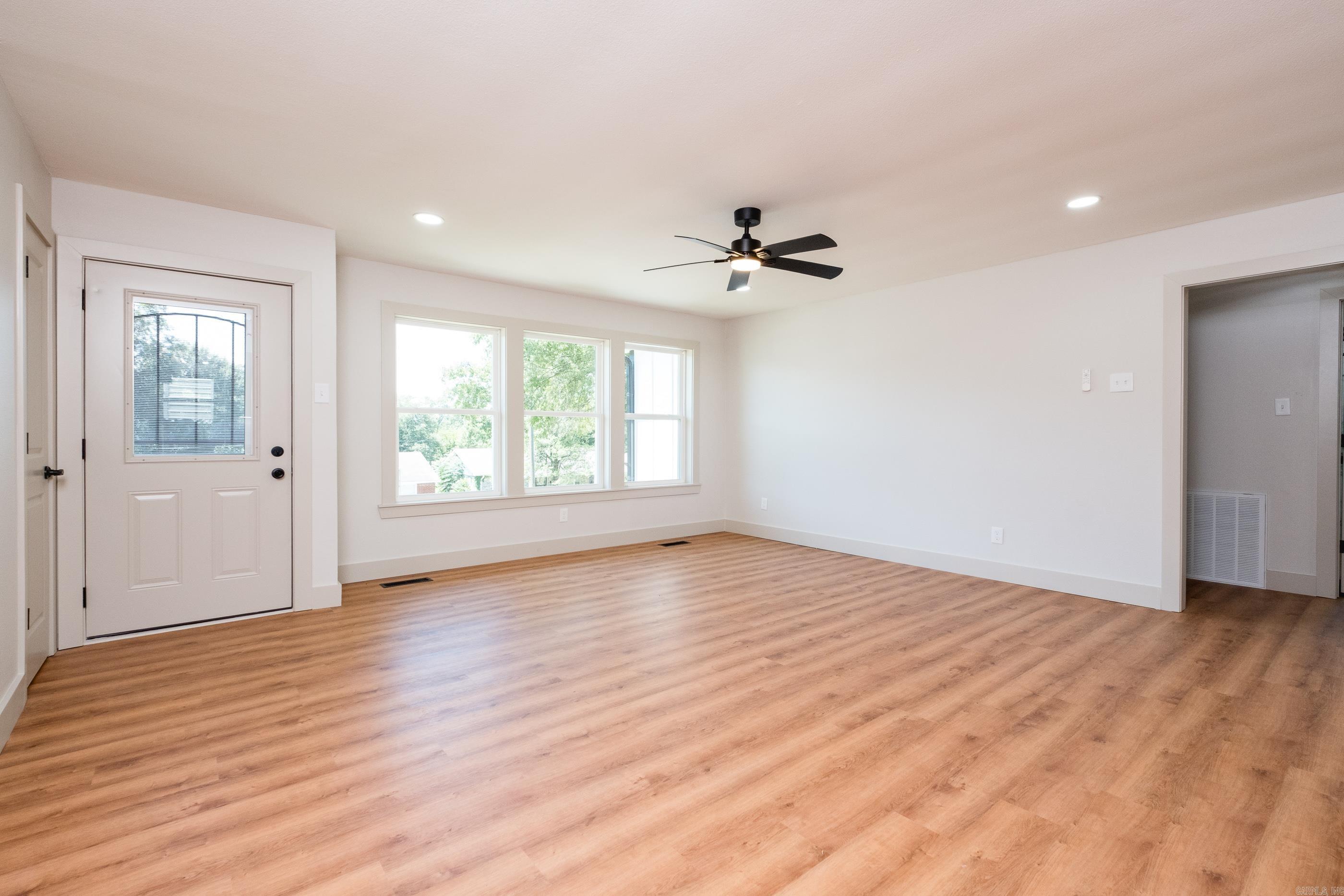 4408 Maple Street Property Photo 6