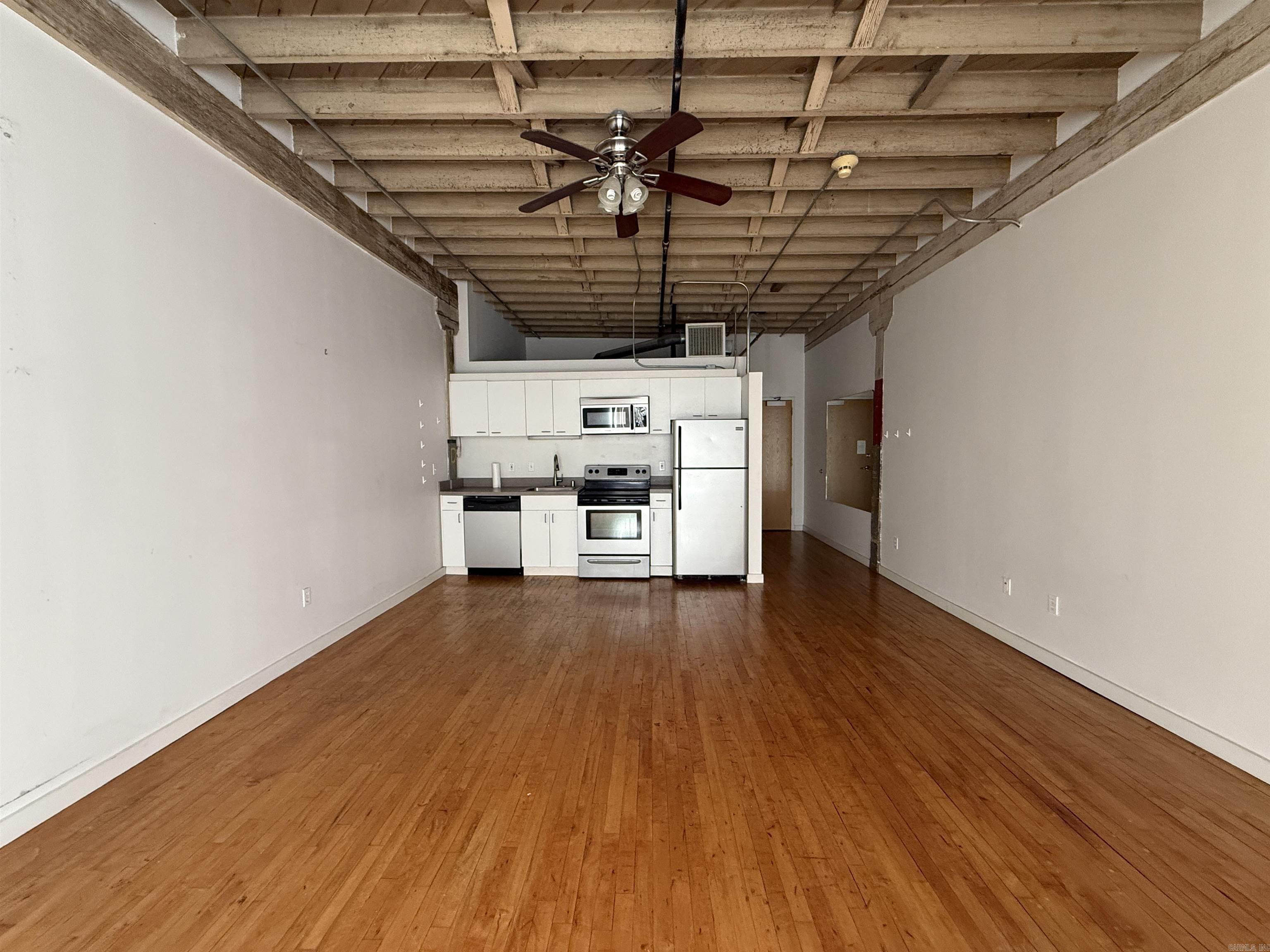 423 E 3rd #220 Property Photo 16