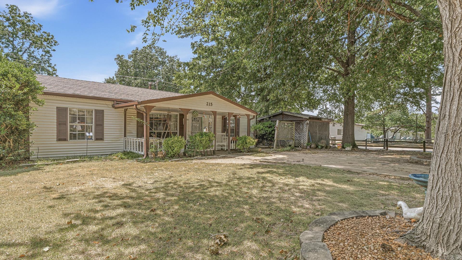 215 W Easy Property Photo 3