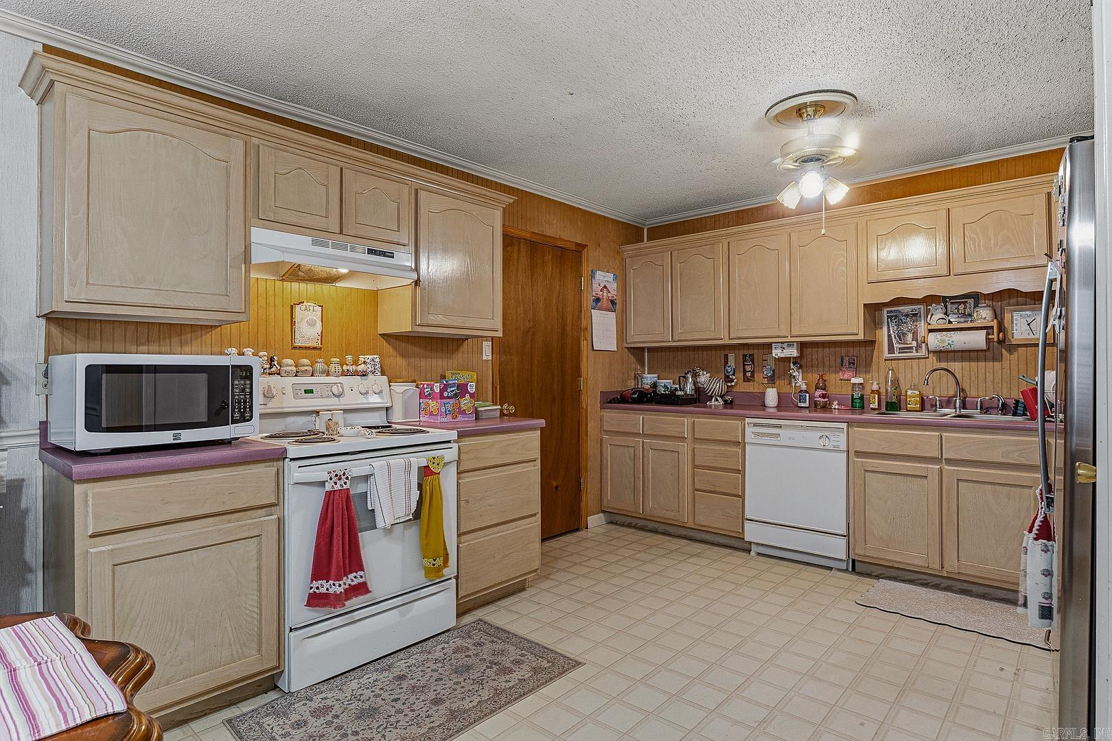 215 W Easy Property Photo 6