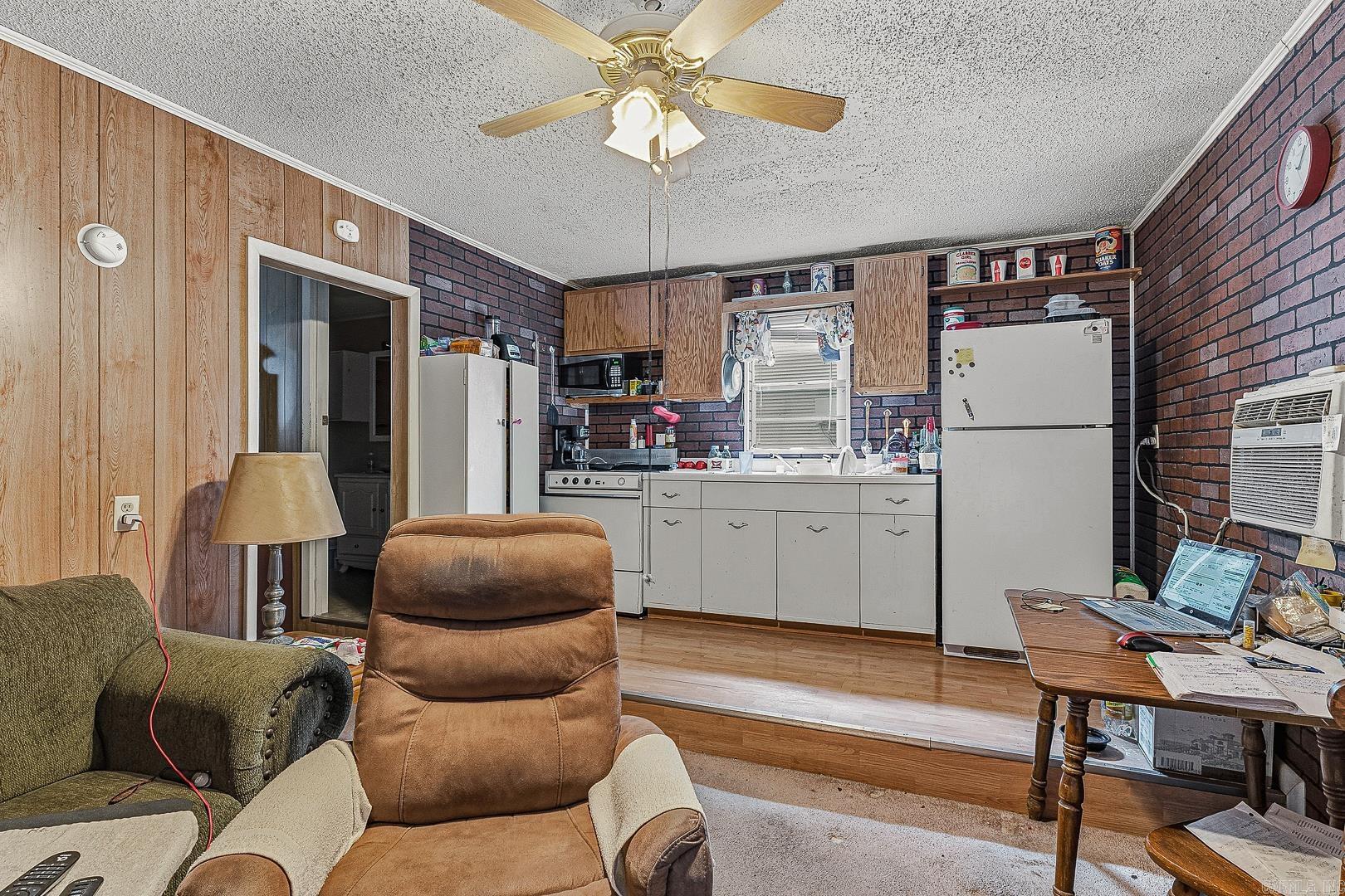 215 W Easy Property Photo 15