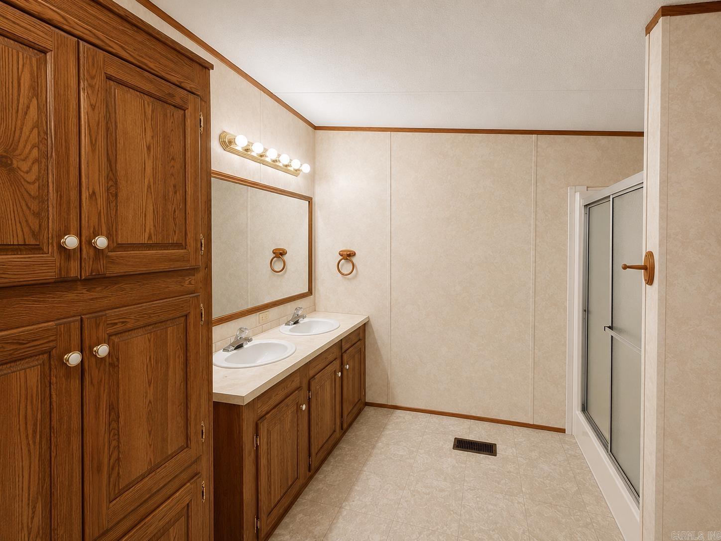 256 Watson Street Property Photo 8