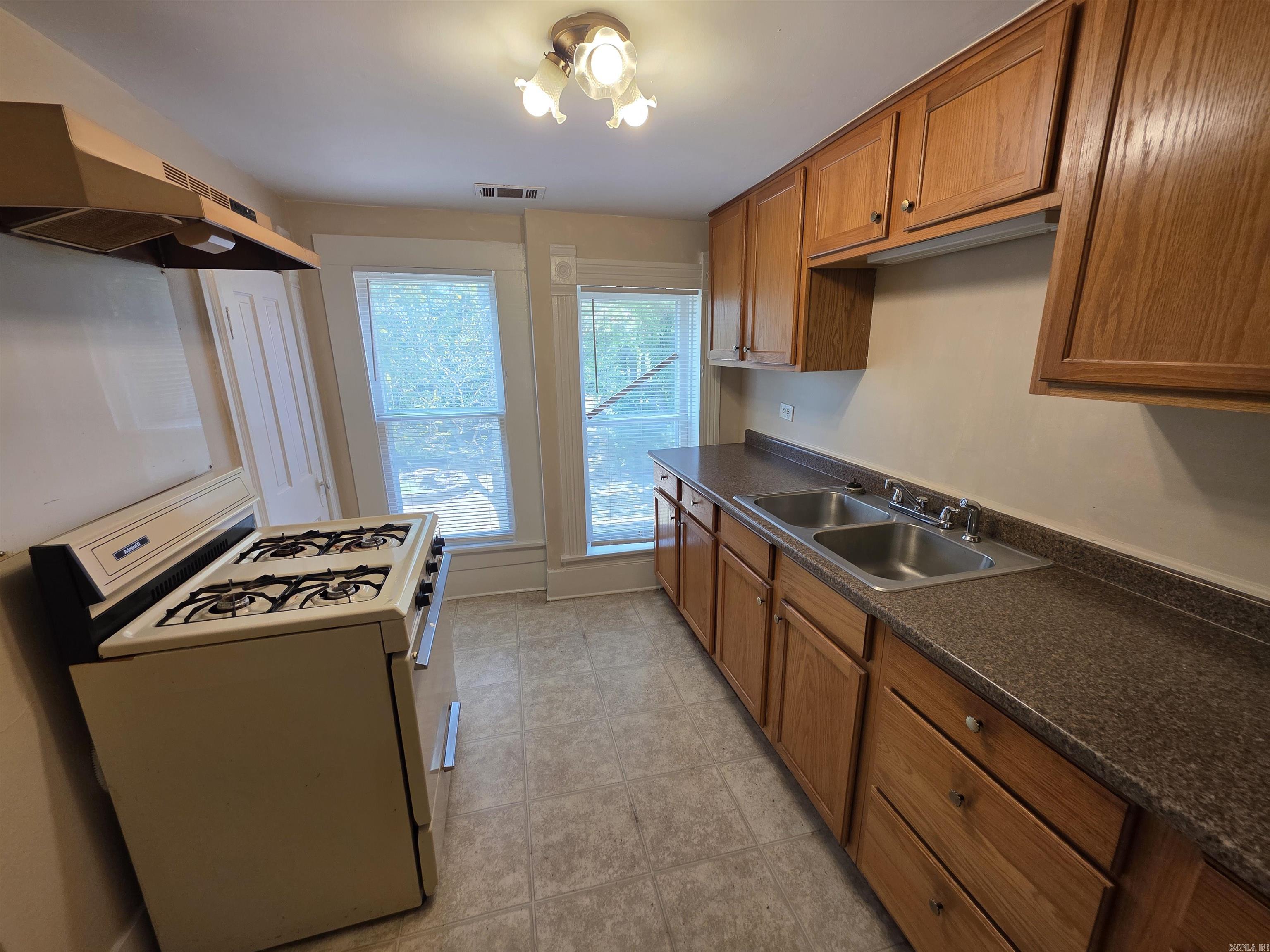 1008 Kavanaugh Boulevard 3 Property Photo 4