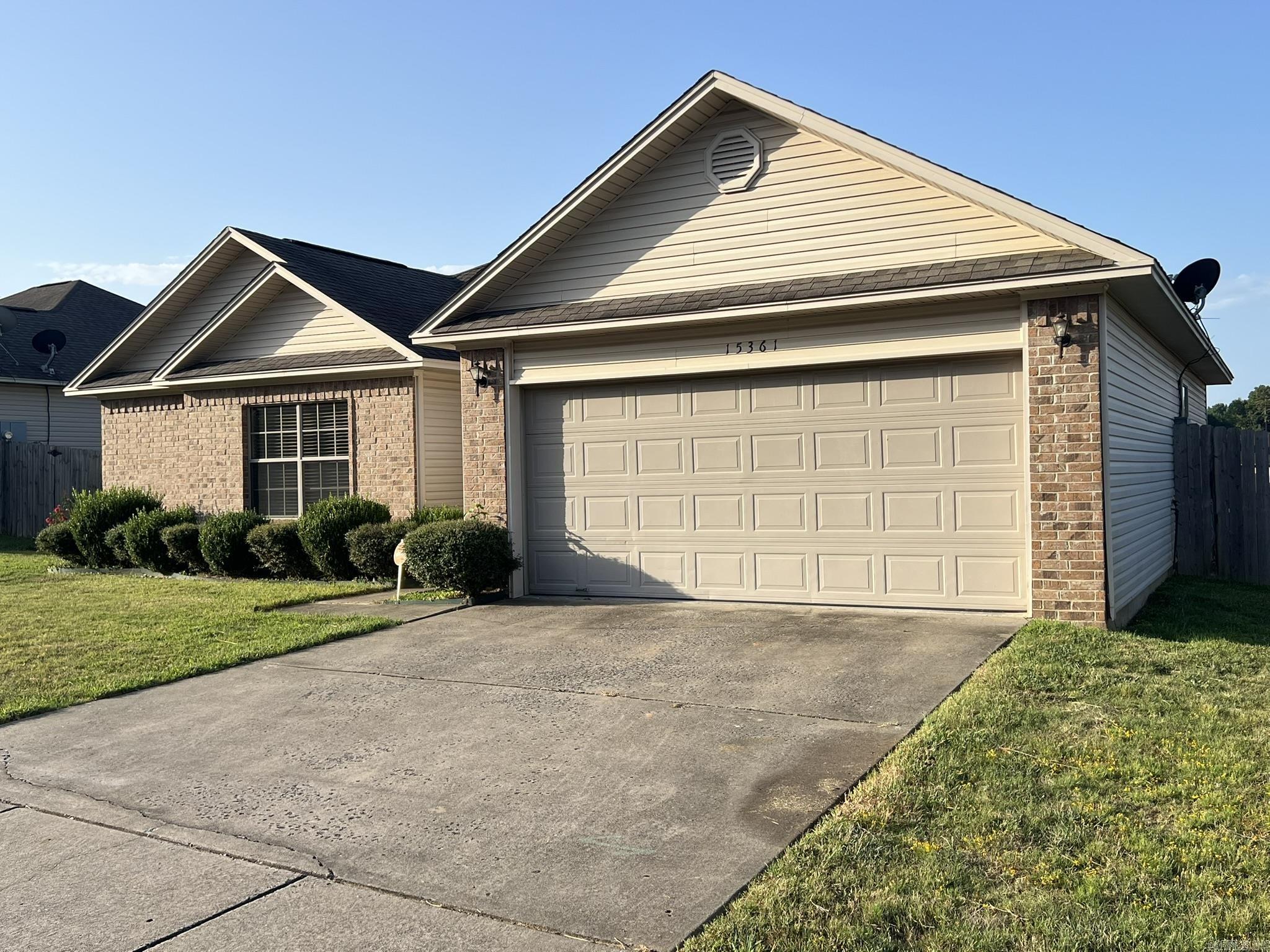 15361 Oak Glen Drive Property Photo 3