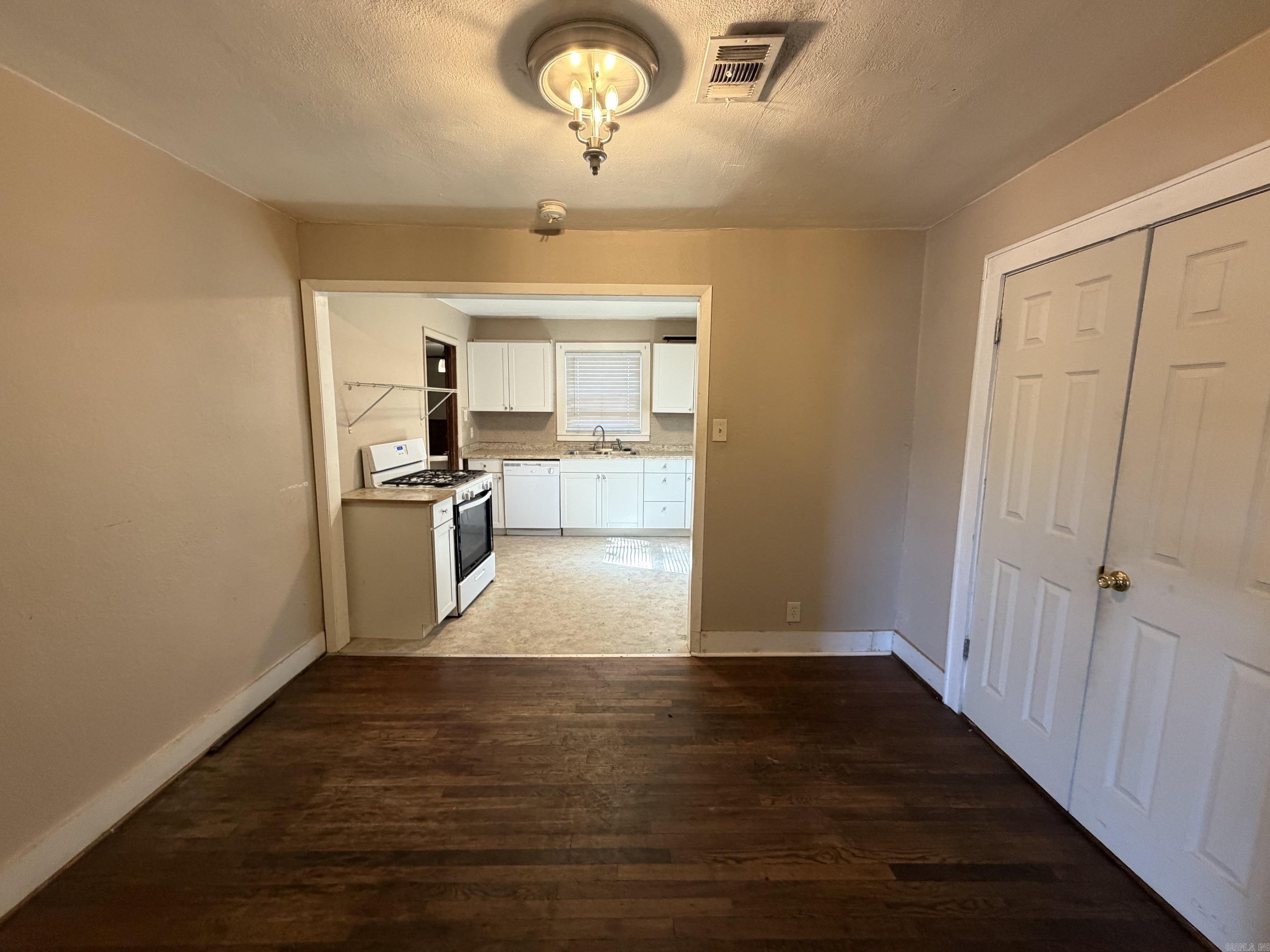 1919 Parkway Drive Property Photo 5