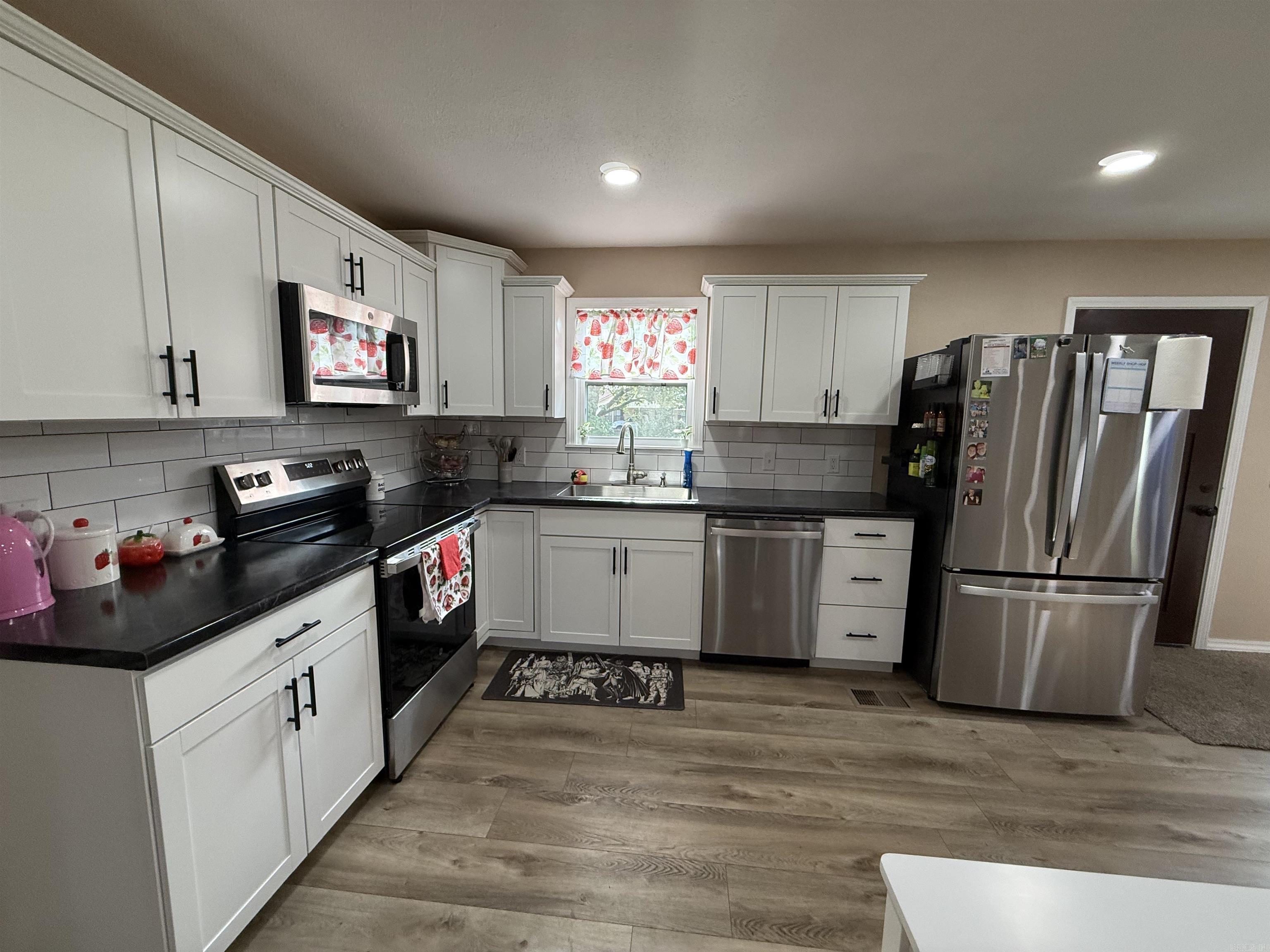 305 Farris Street Property Photo 2