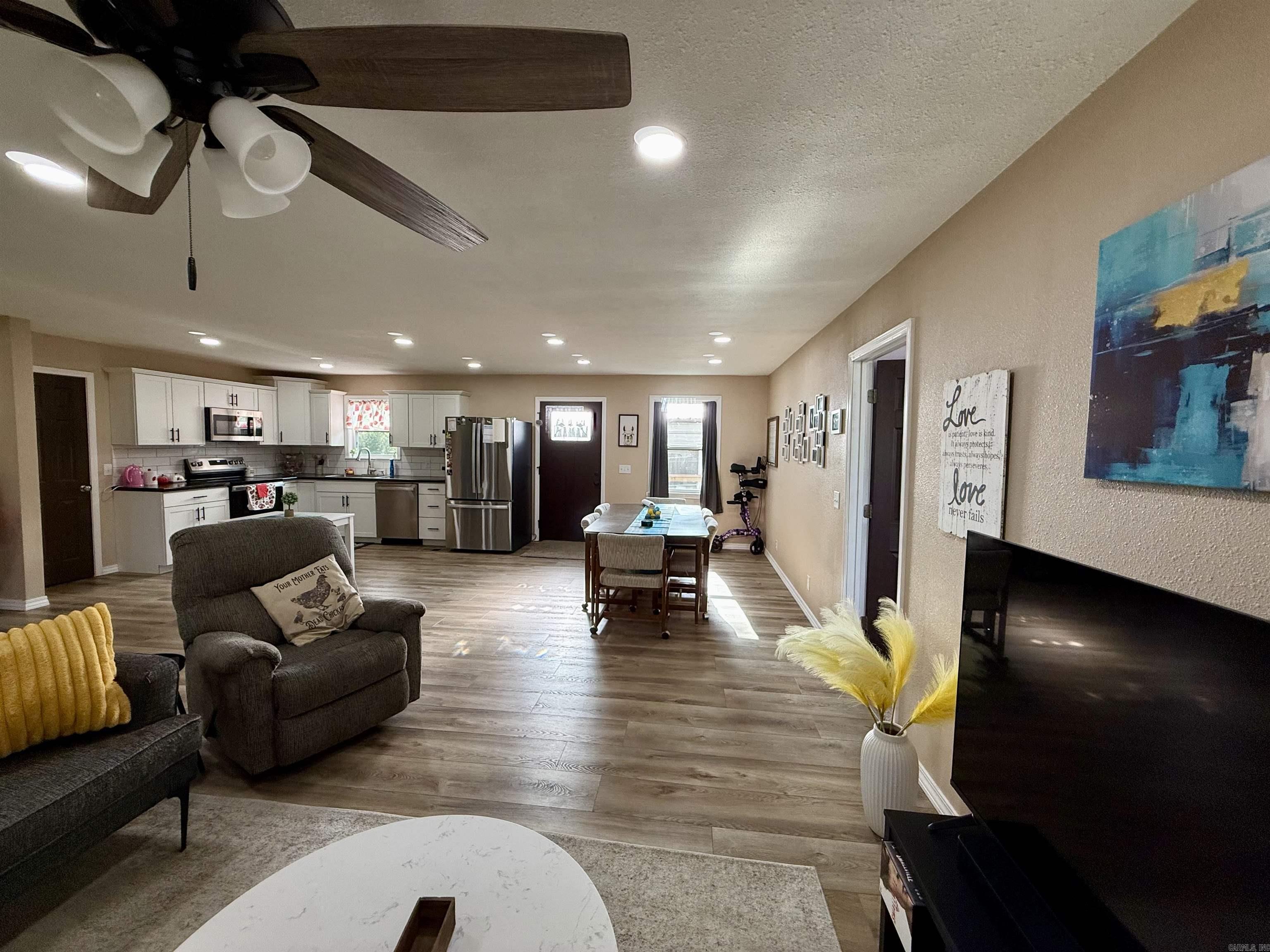 305 Farris Street Property Photo 5