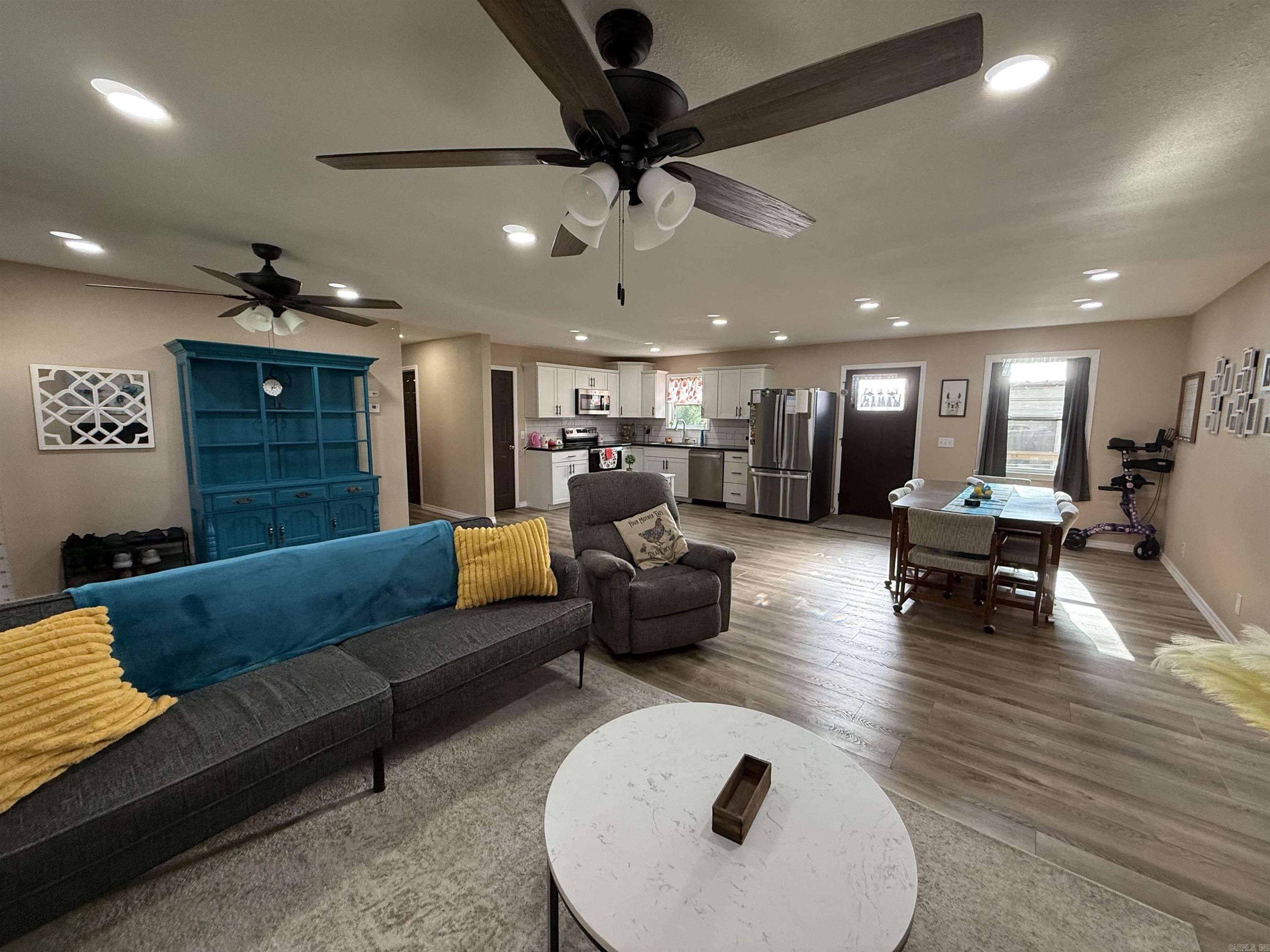 305 Farris Street Property Photo 6