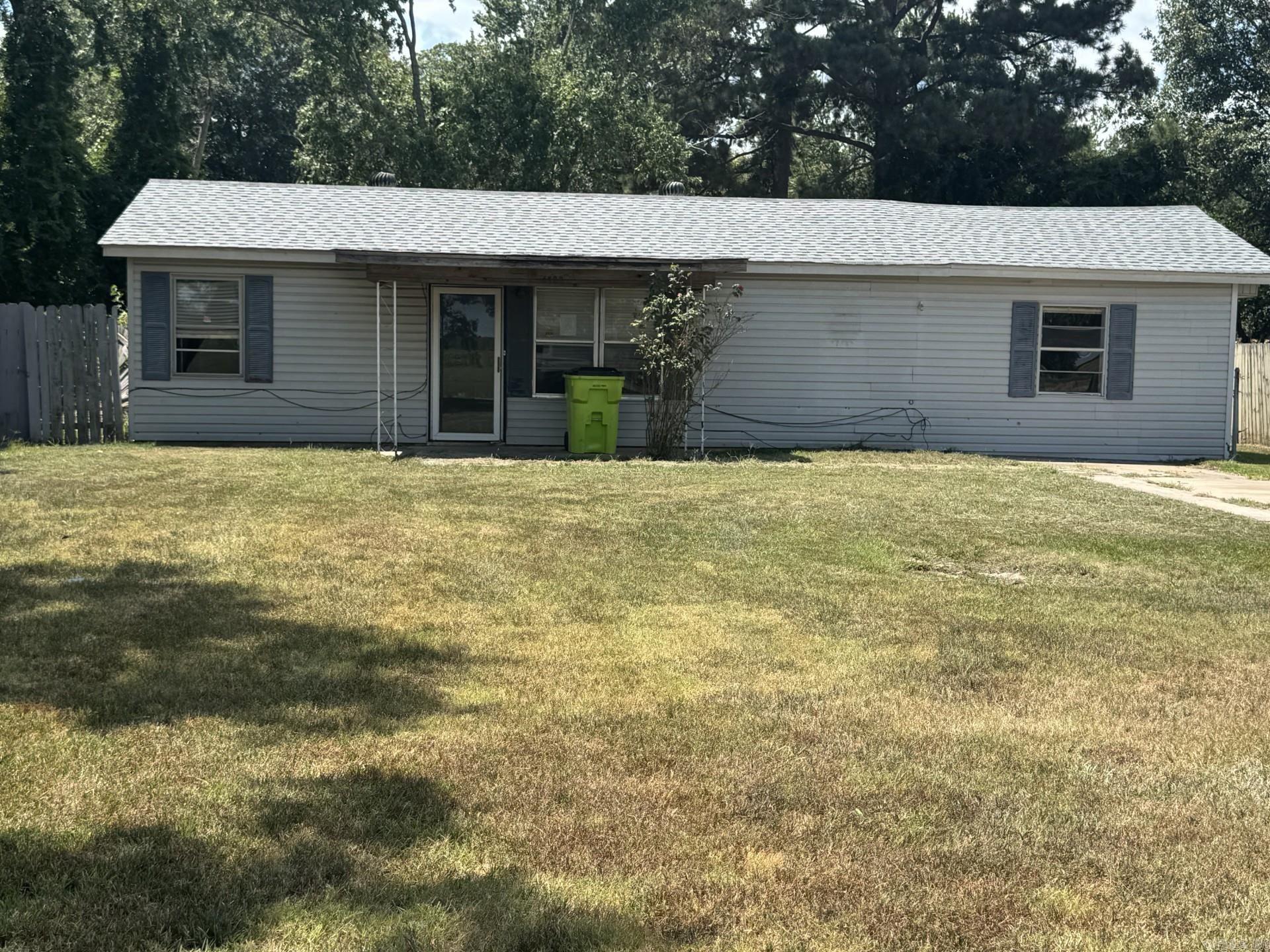 1108 S Oak St Property Photo 1