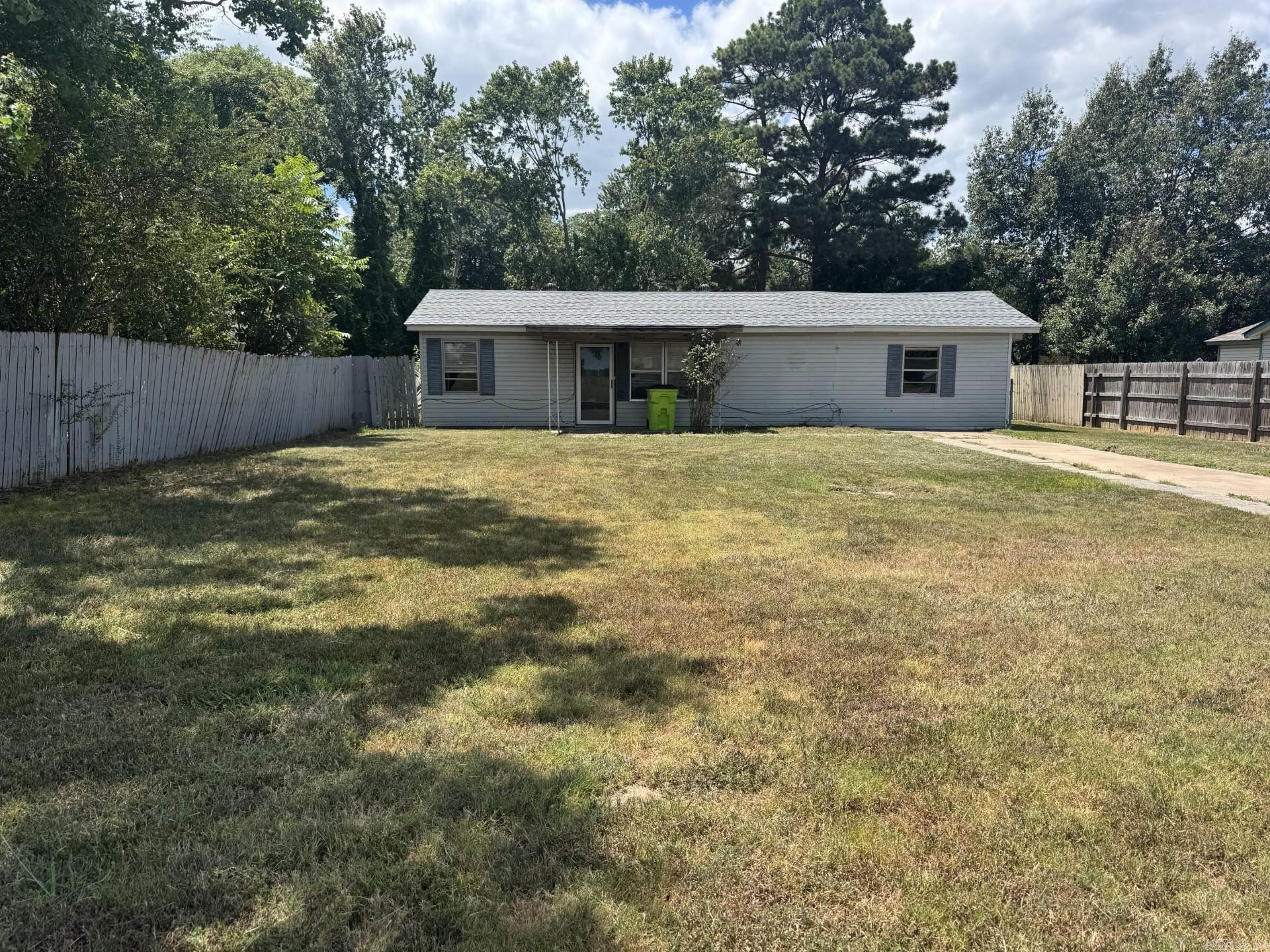1108 S Oak St Property Photo 2