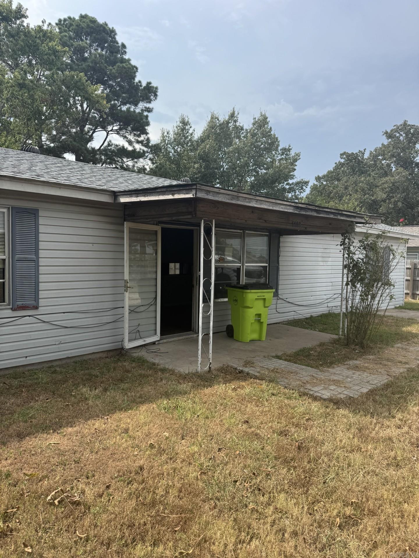 1108 S Oak St Property Photo 3