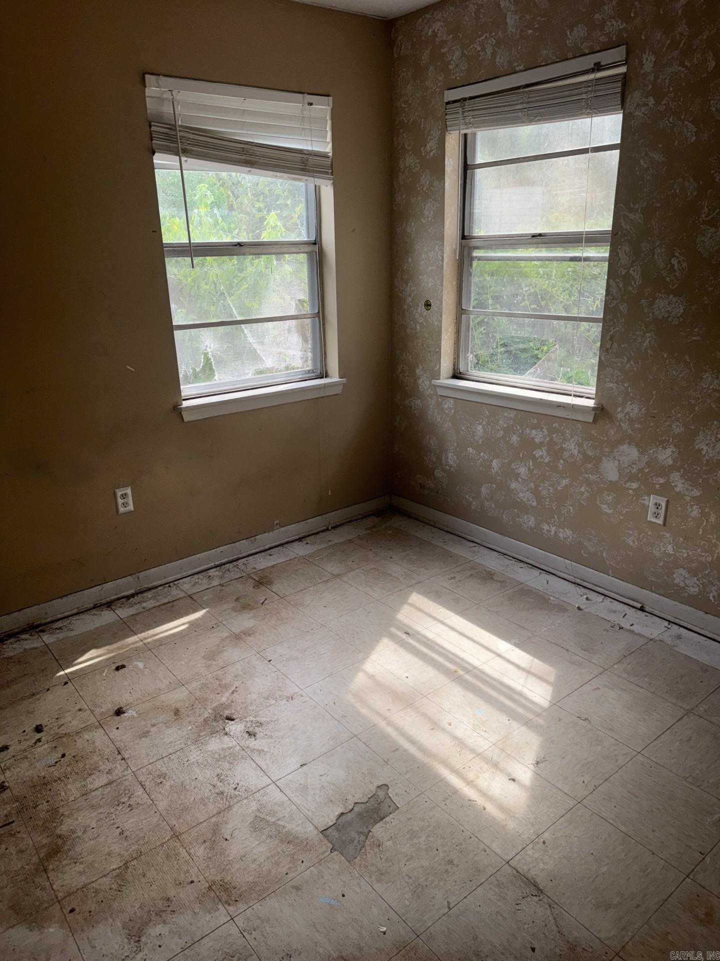 1108 S Oak St Property Photo 18