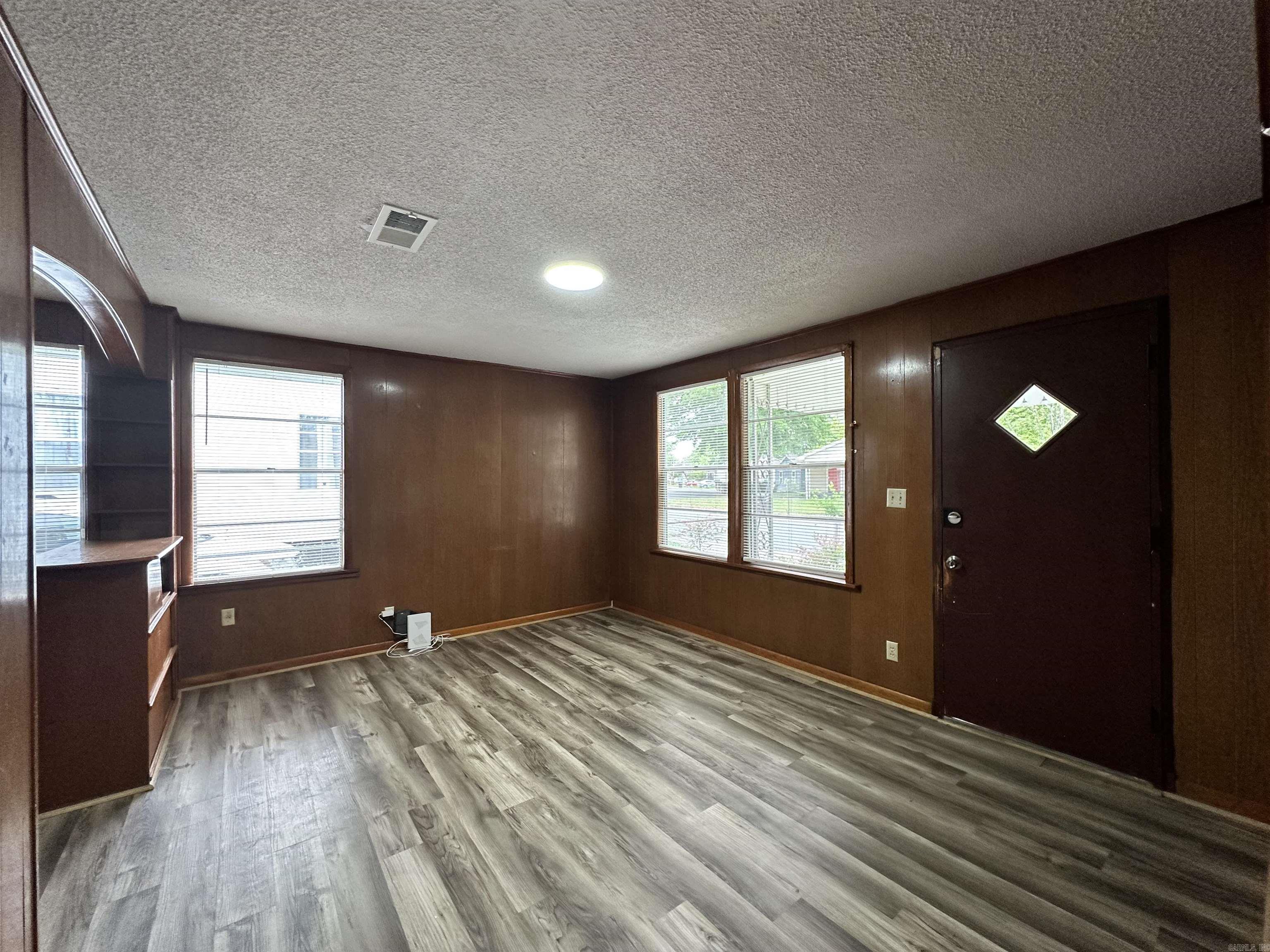 189 Roosevelt Road Property Photo 3
