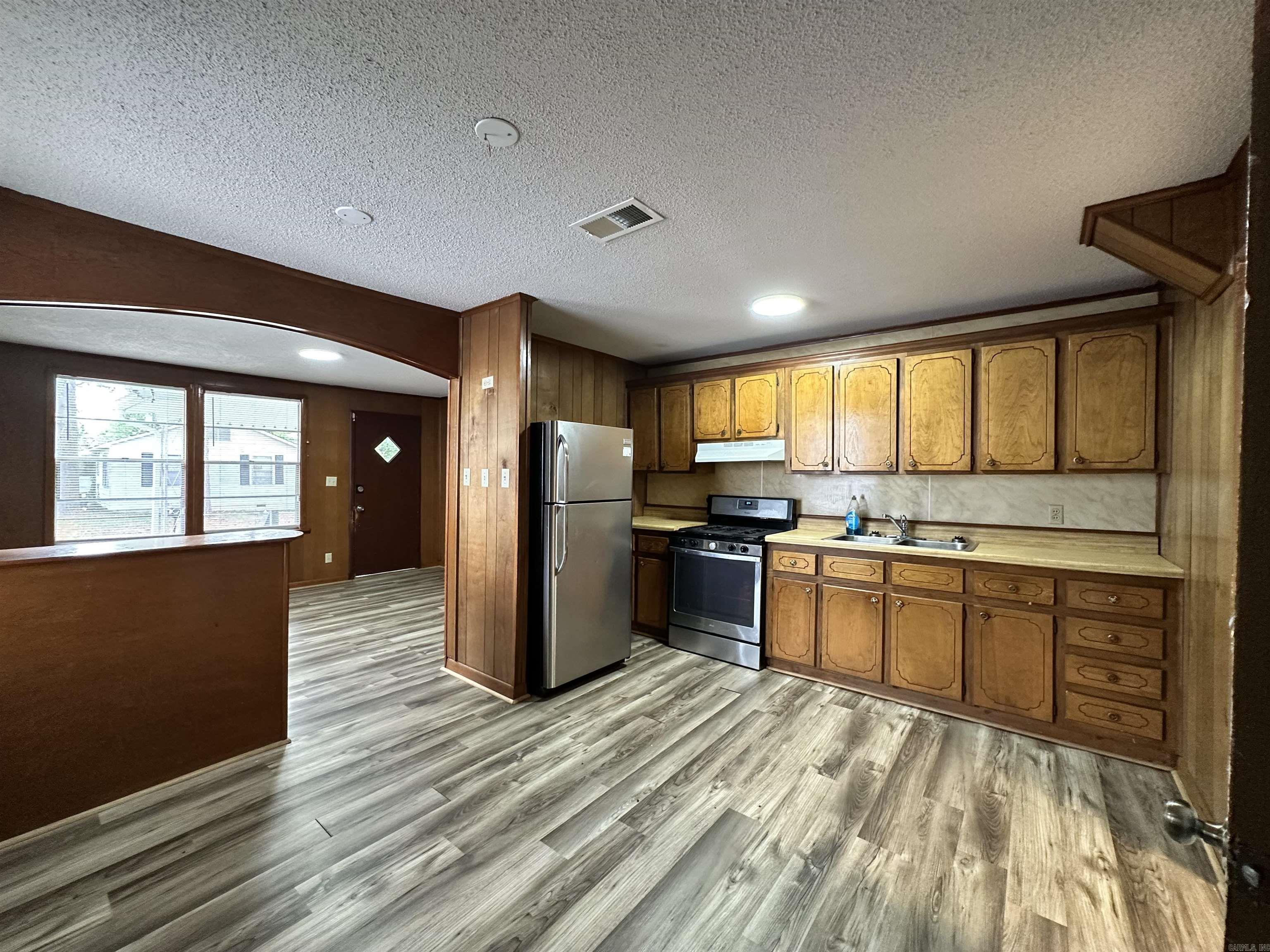 189 Roosevelt Road Property Photo 6