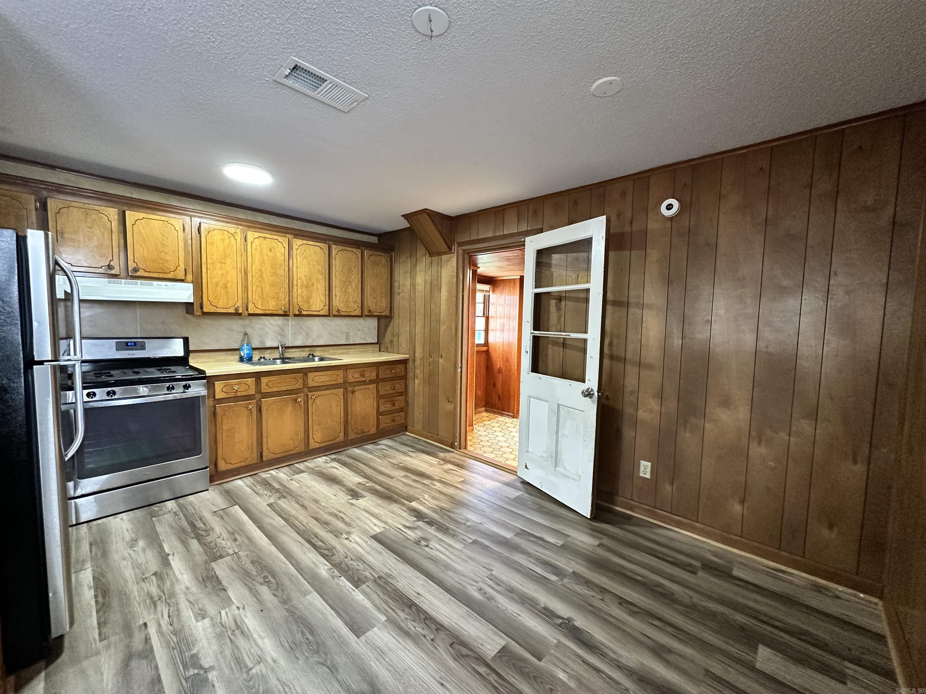 189 Roosevelt Road Property Photo 7