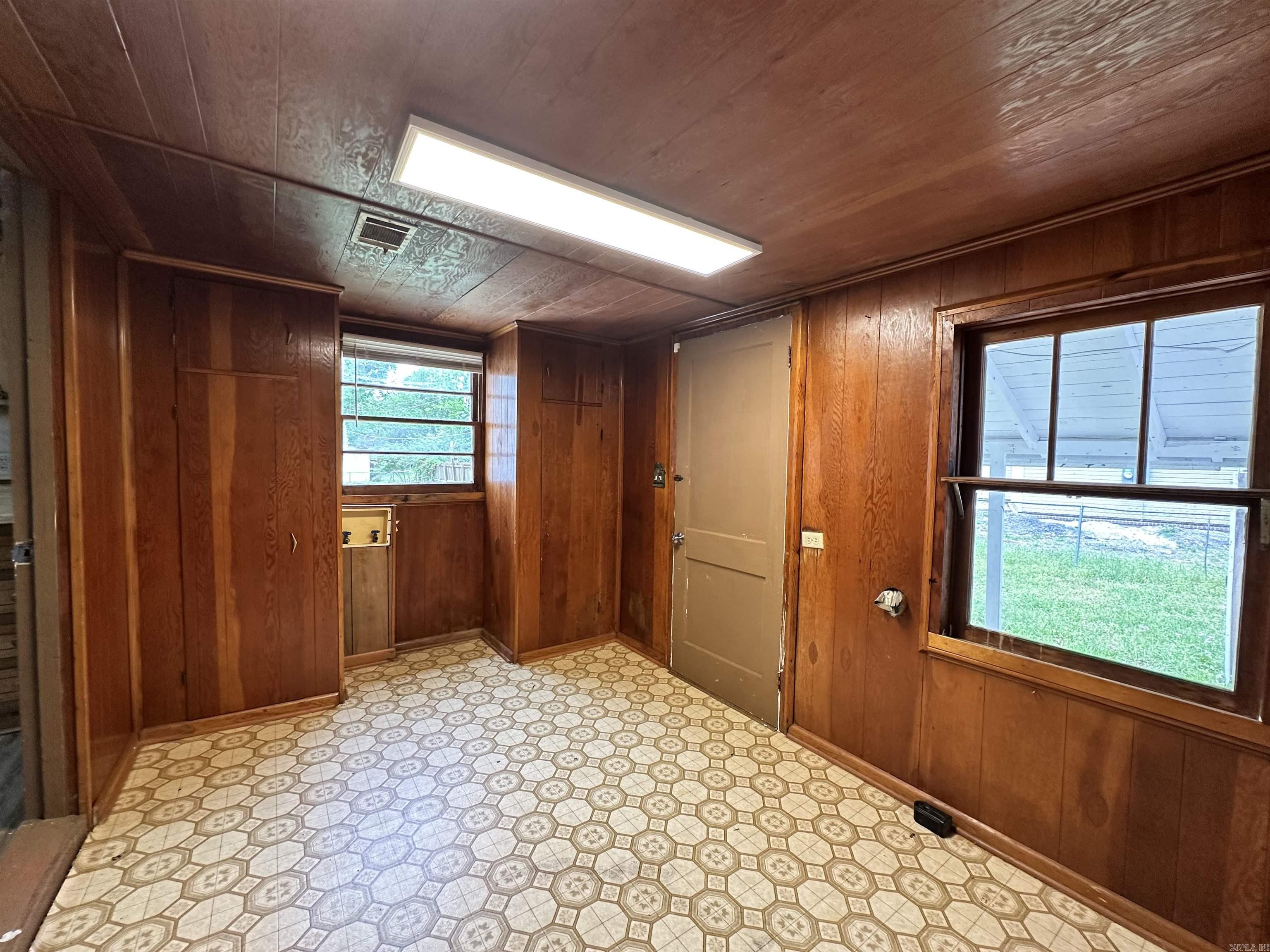 189 Roosevelt Road Property Photo 9