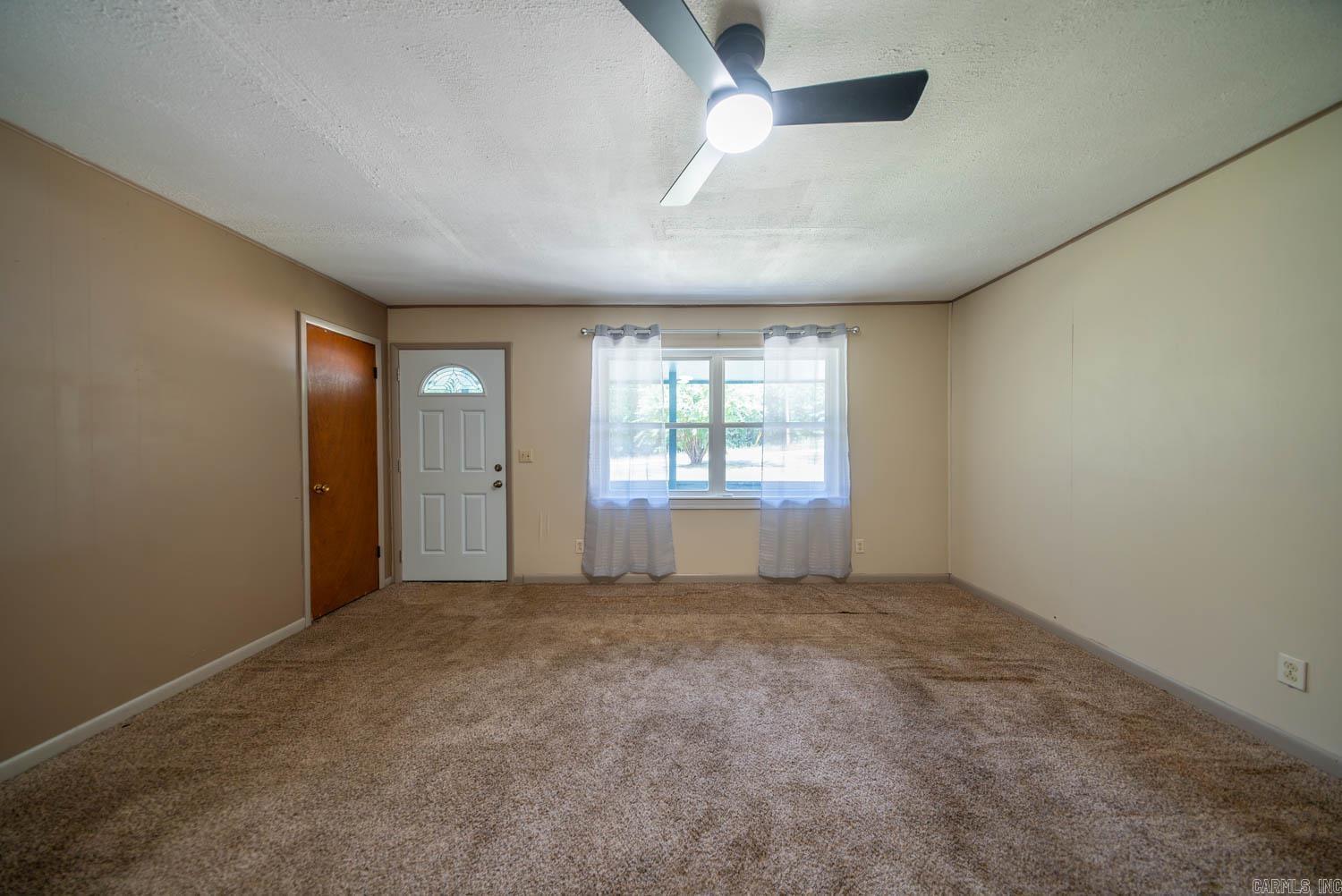 1527 W Cardinal Drive Property Photo 4