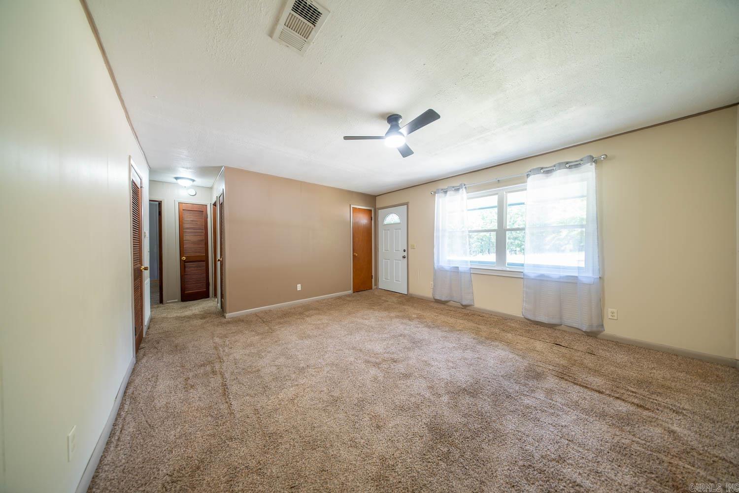 1527 W Cardinal Drive Property Photo 5