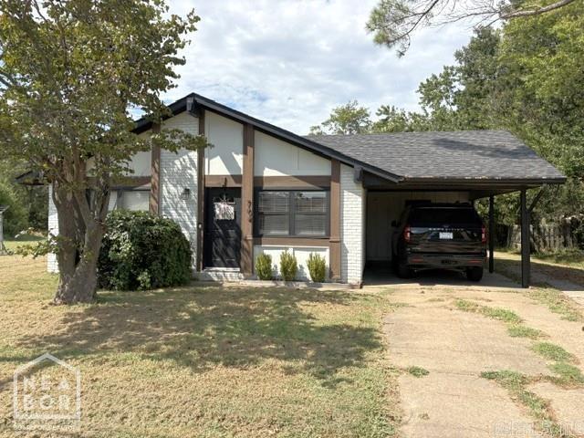704 Lunsford Road Property Photo 1