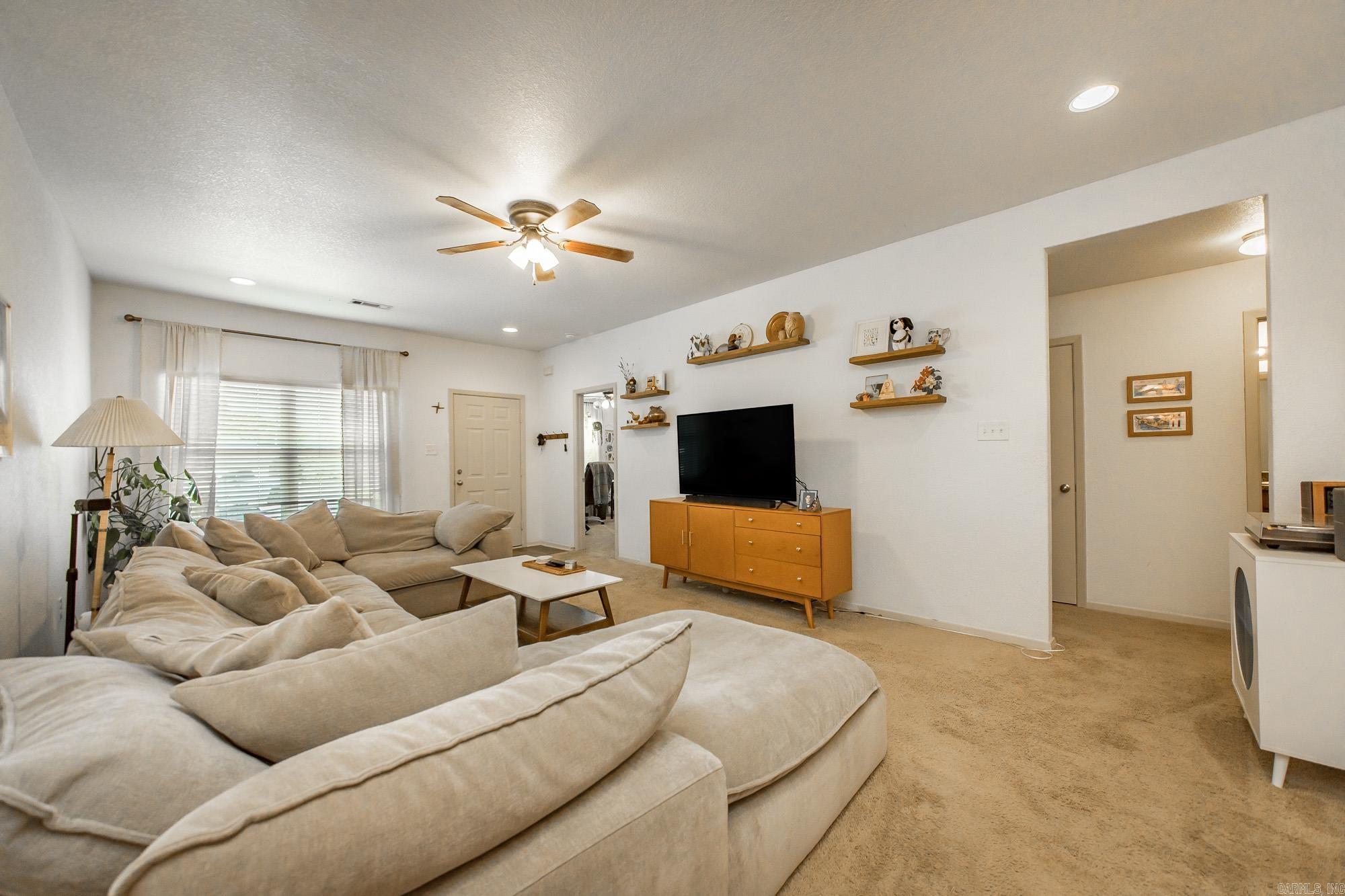 16 Oakland Circle Property Photo 5