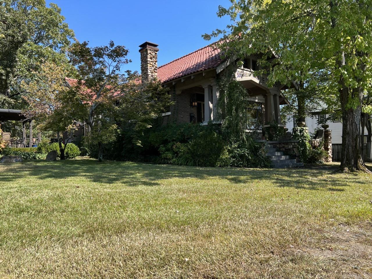 1012 1/2 Kavanaugh Boulevard Property Photo 1