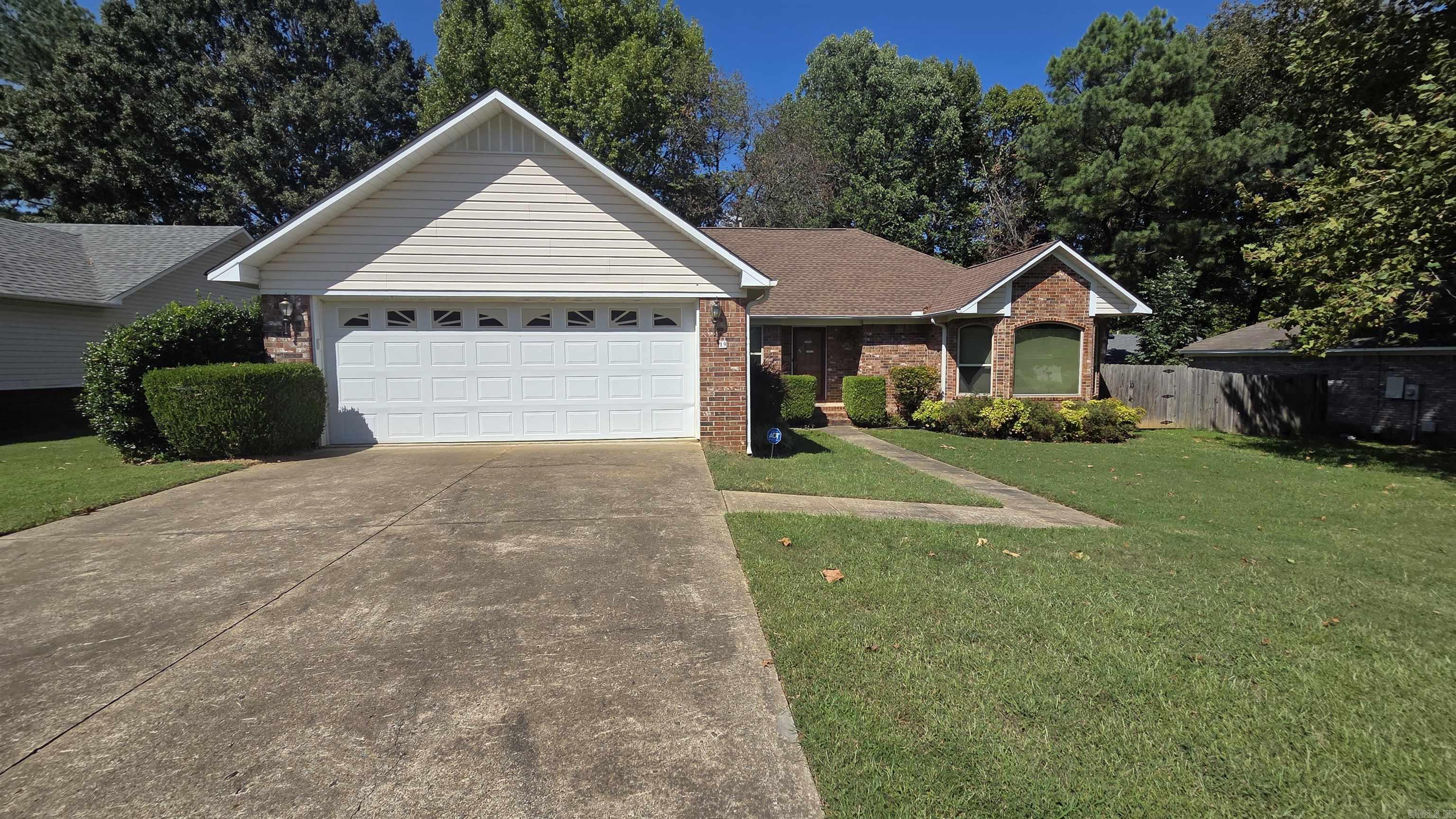 19 W Plaza Blvd Property Photo 1