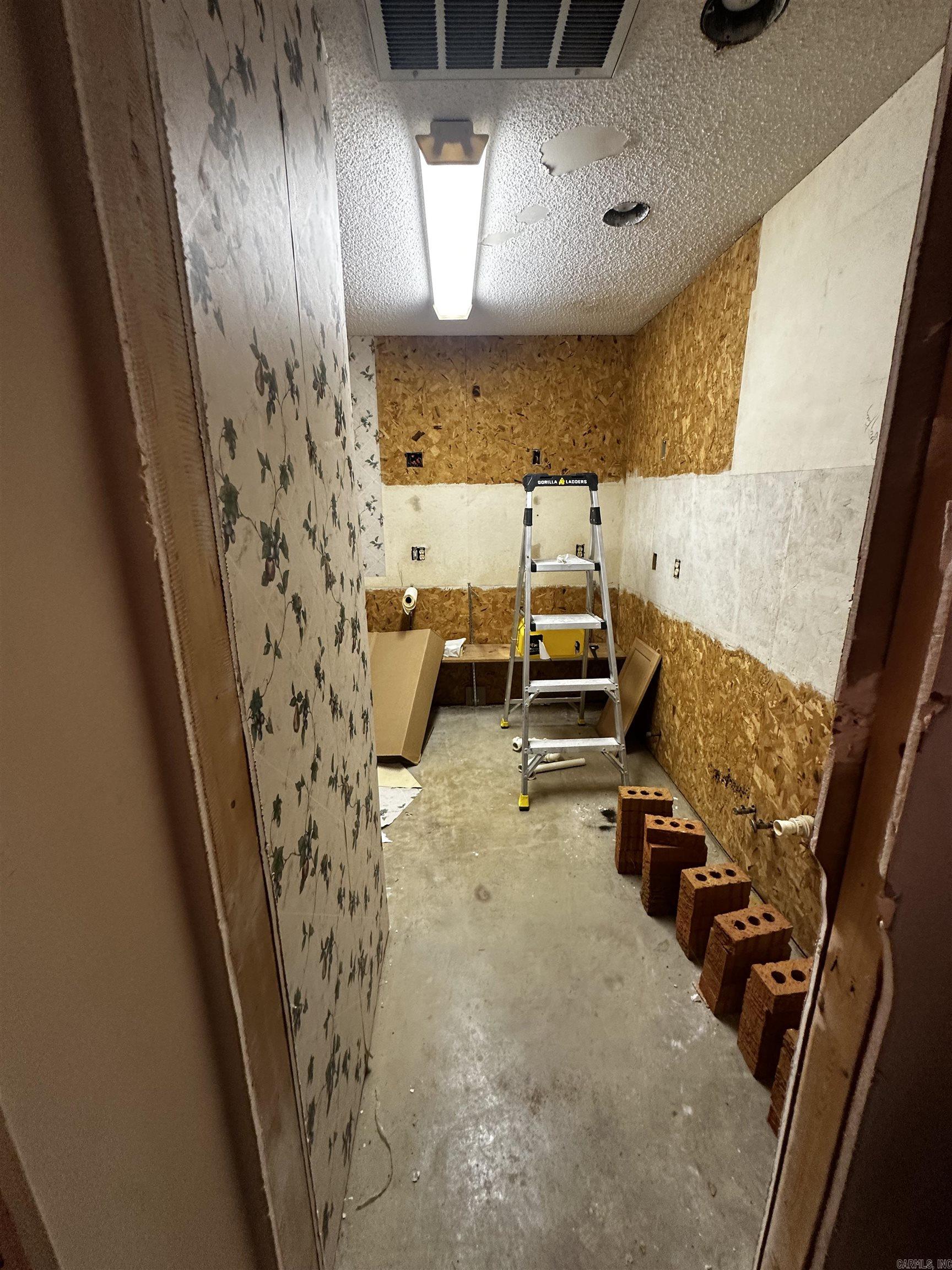 805 Newcomb Property Photo 39