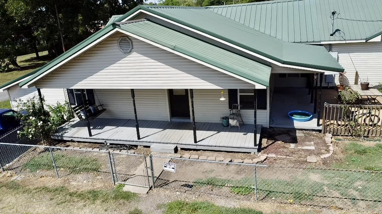 110 3rd St Property Photo 5