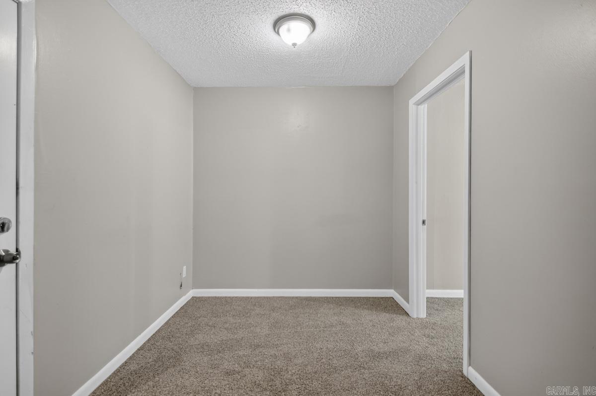 8 W Windsor Drive Property Photo 4