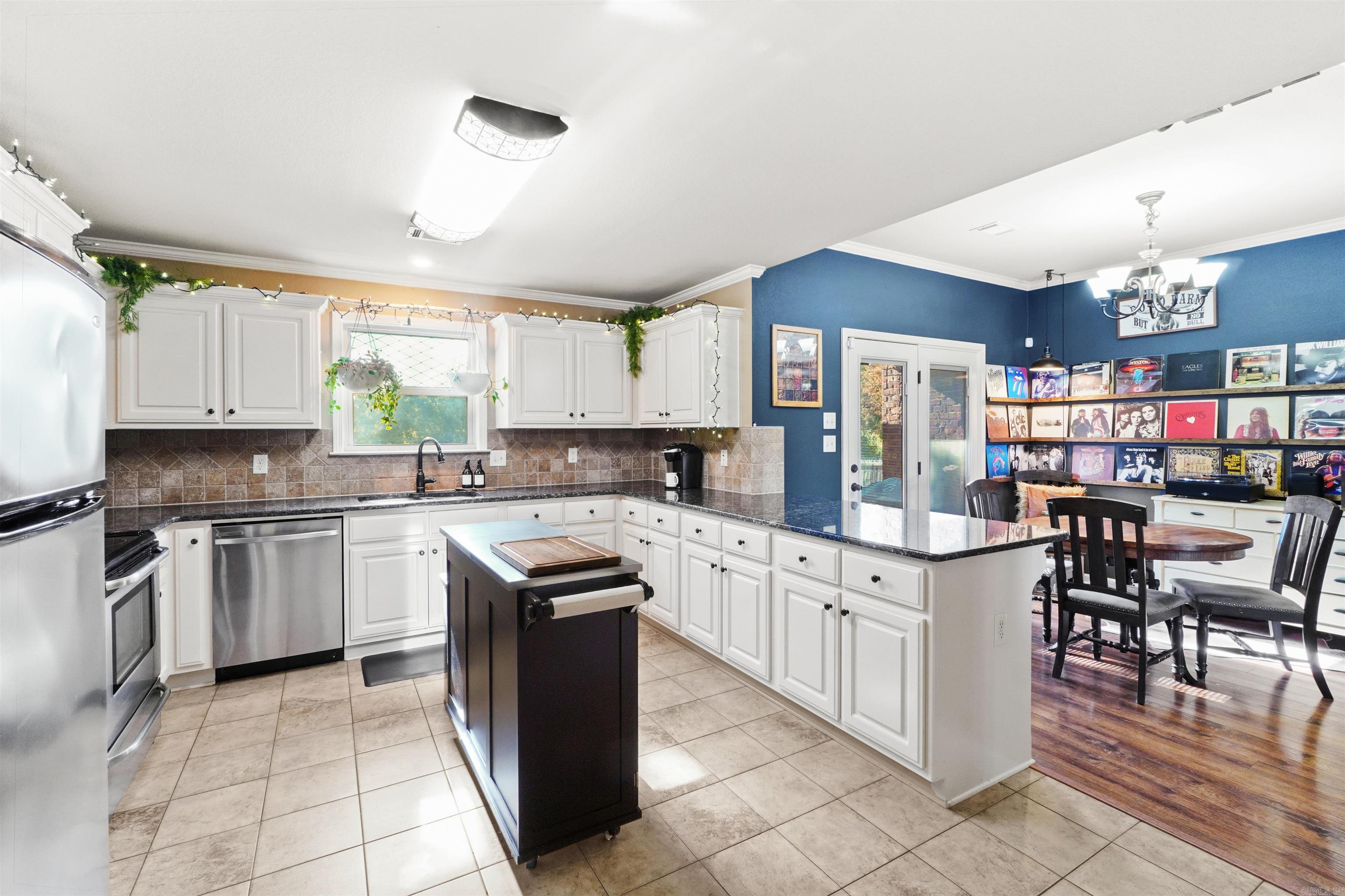 577 Crepe Myrtle Loop Property Photo 6