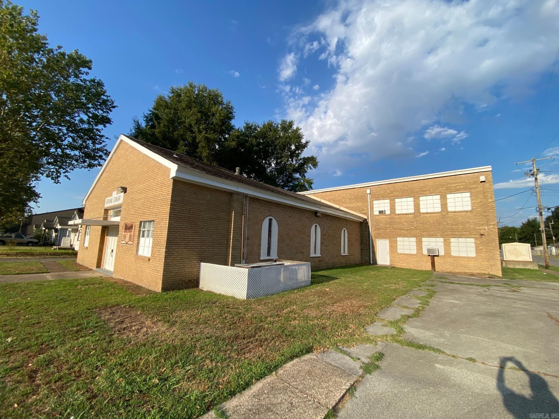 261 N Pine Avenue Property Photo 1