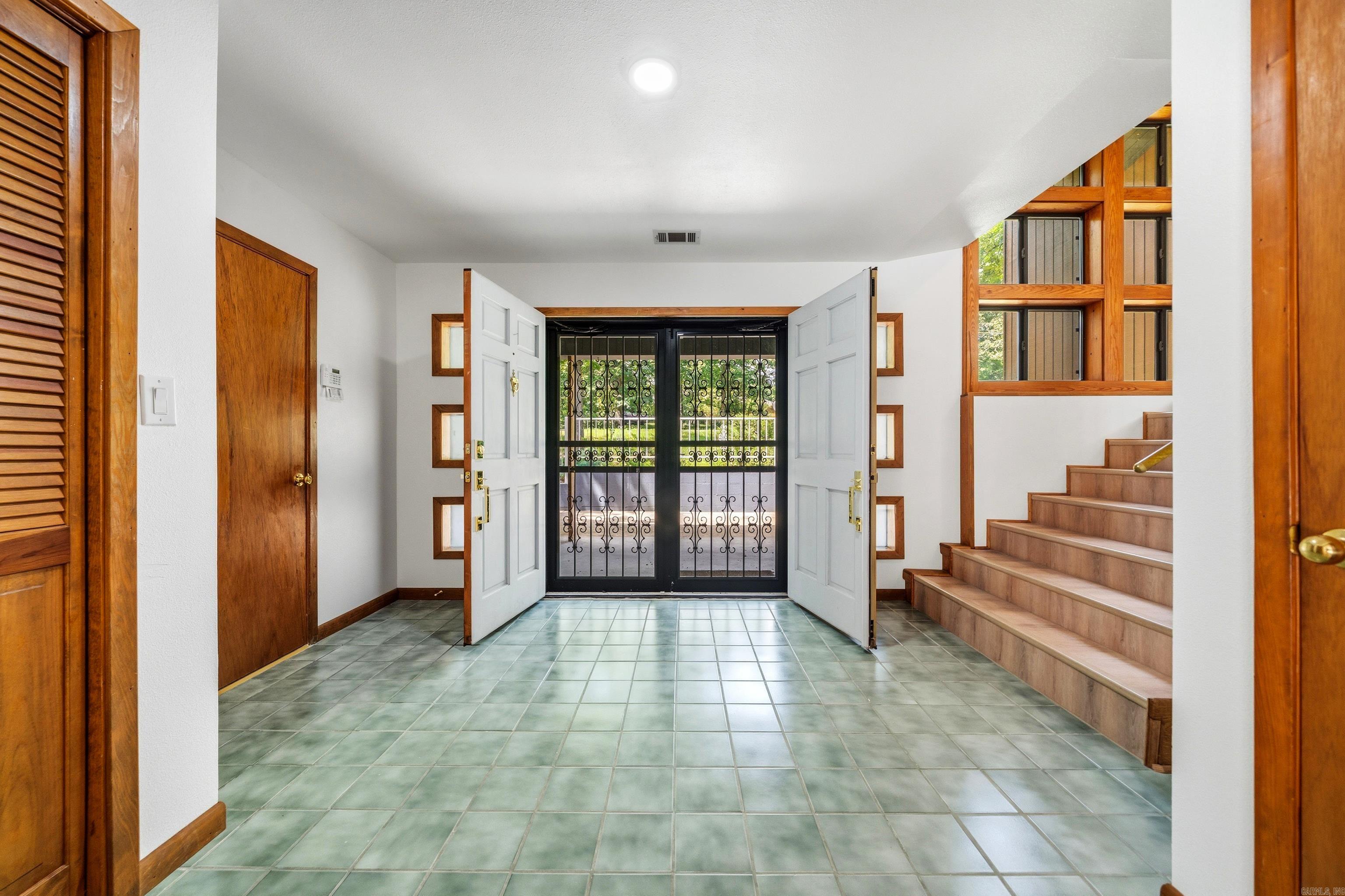 208 Southshore Drive Property Photo 5